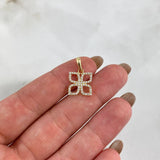 Dije Flor Cuadrada 1.2gr / 1.8cm / Circones Blancos Oro Amarillo 18K (Oferta) ©