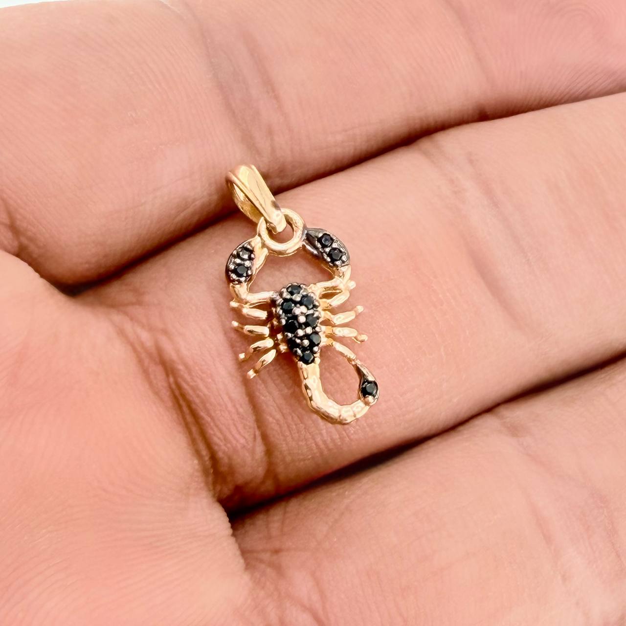 Dije Escorpion 1.15gr / 2.1cm / Dos Oros Negro Amarillo 18K %