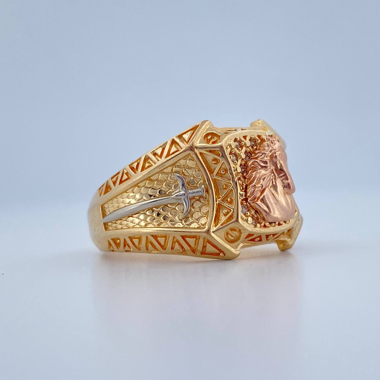 Anillo Caballo Espadas 9.55gr / T8 3/4 / Tres Oros 18K $