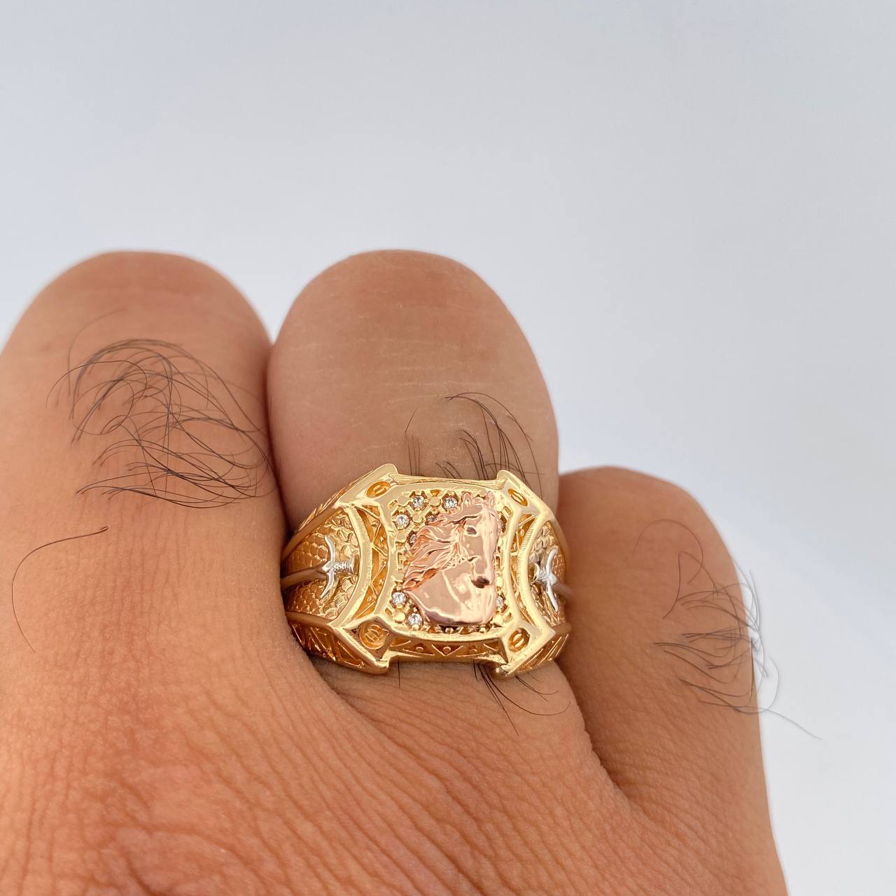 Anillo Caballo Espadas 9.55gr / T8 3/4 / Tres Oros 18K $