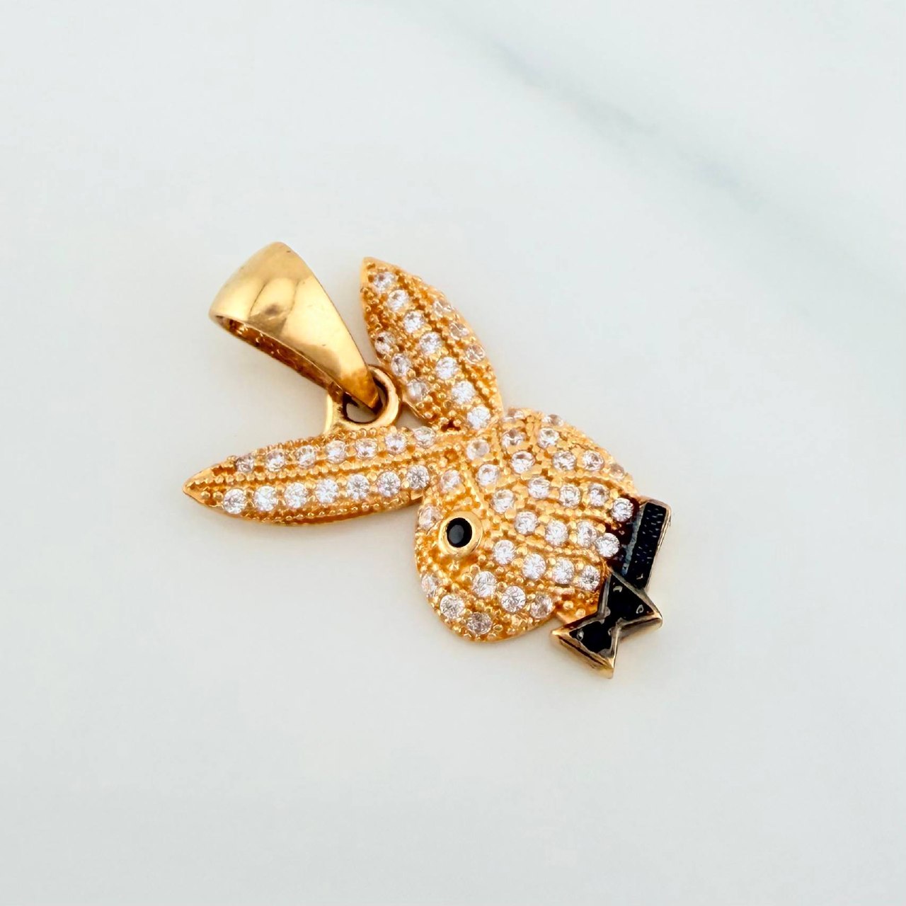 Dije Conejo 2.1 g / 2.2 cm Dos Oros Negro Amarillo 18K
