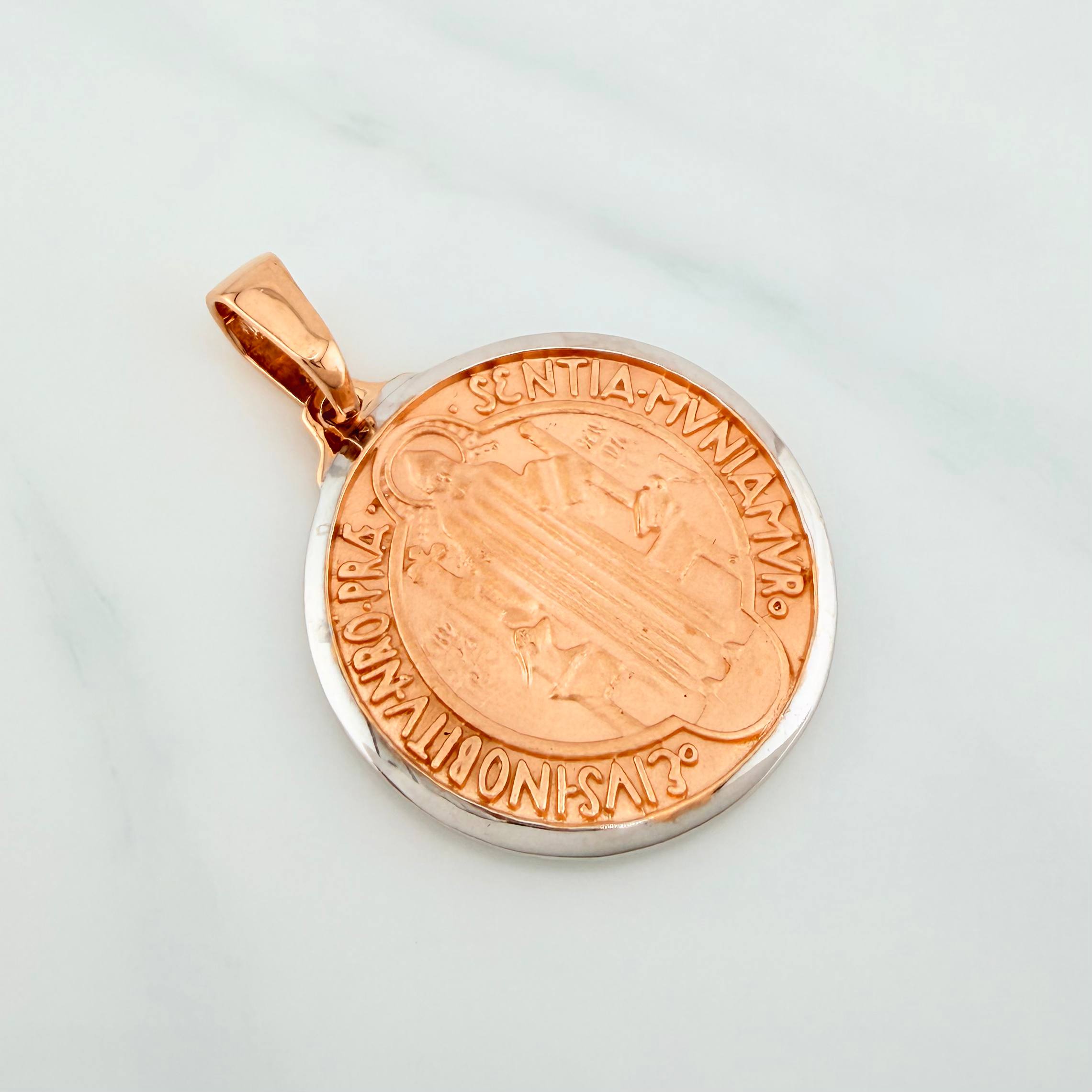 Dije San Benito 13.7 g / 4 cm Dos Oros Blanco Rosa 18K