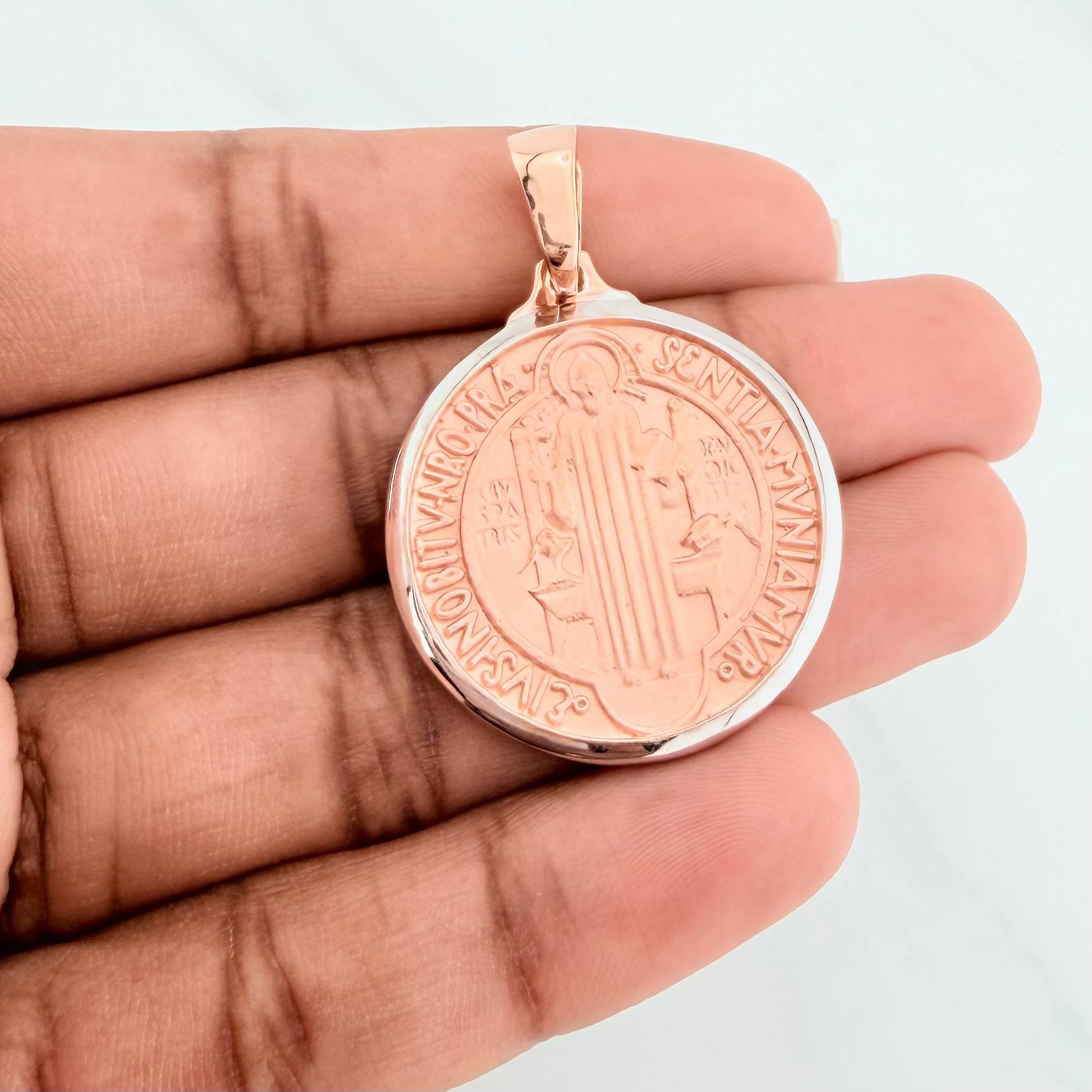 Dije San Benito 13.7 g / 4 cm Dos Oros Blanco Rosa 18K