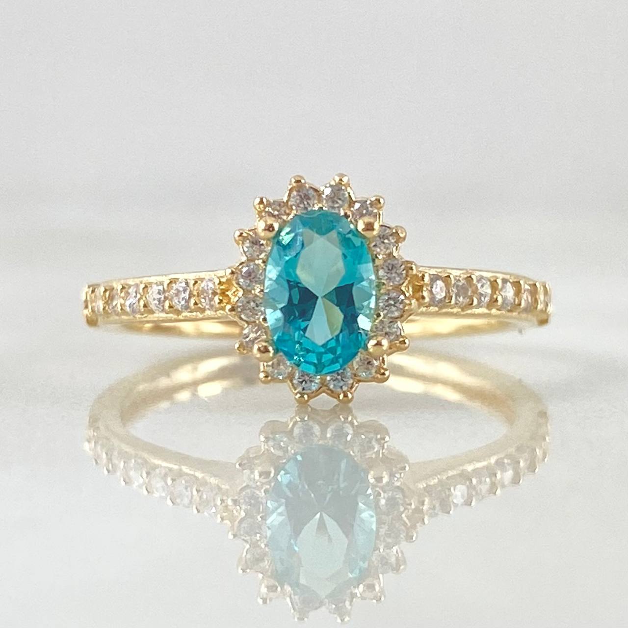 Anillo Solitario Halo Ovalo 2.35gr / T7 3/4 / Oro 18K