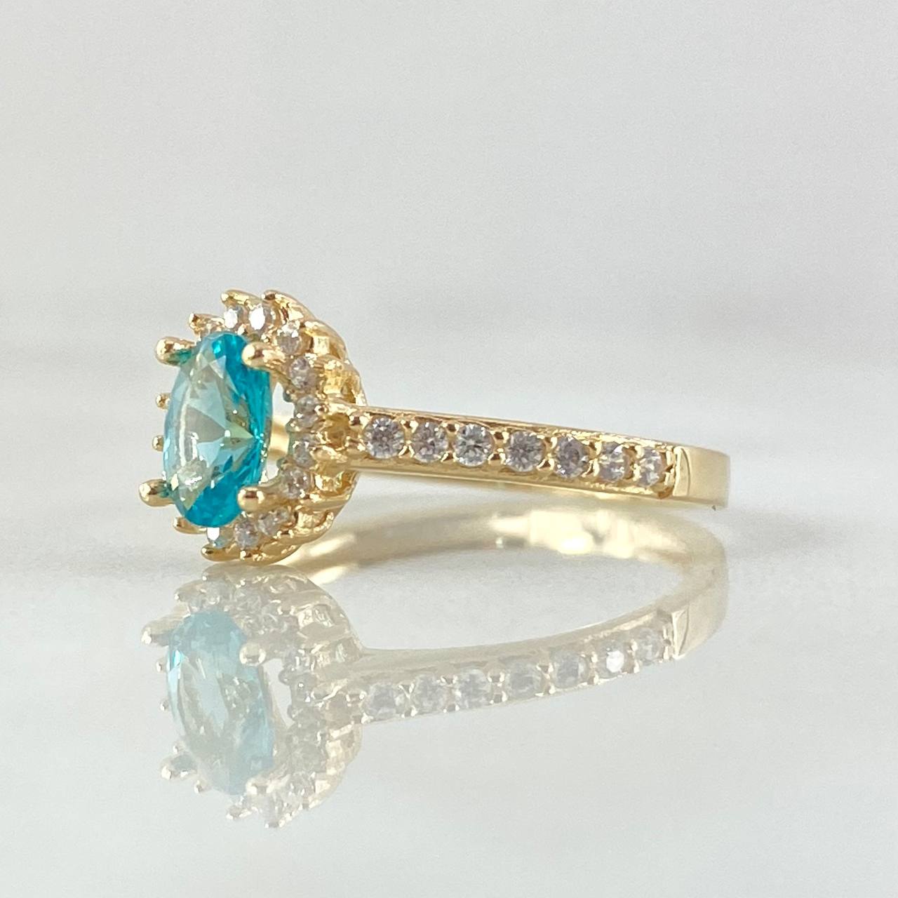 Anillo Solitario Halo Ovalo 2.35gr / T7 3/4 / Oro 18K