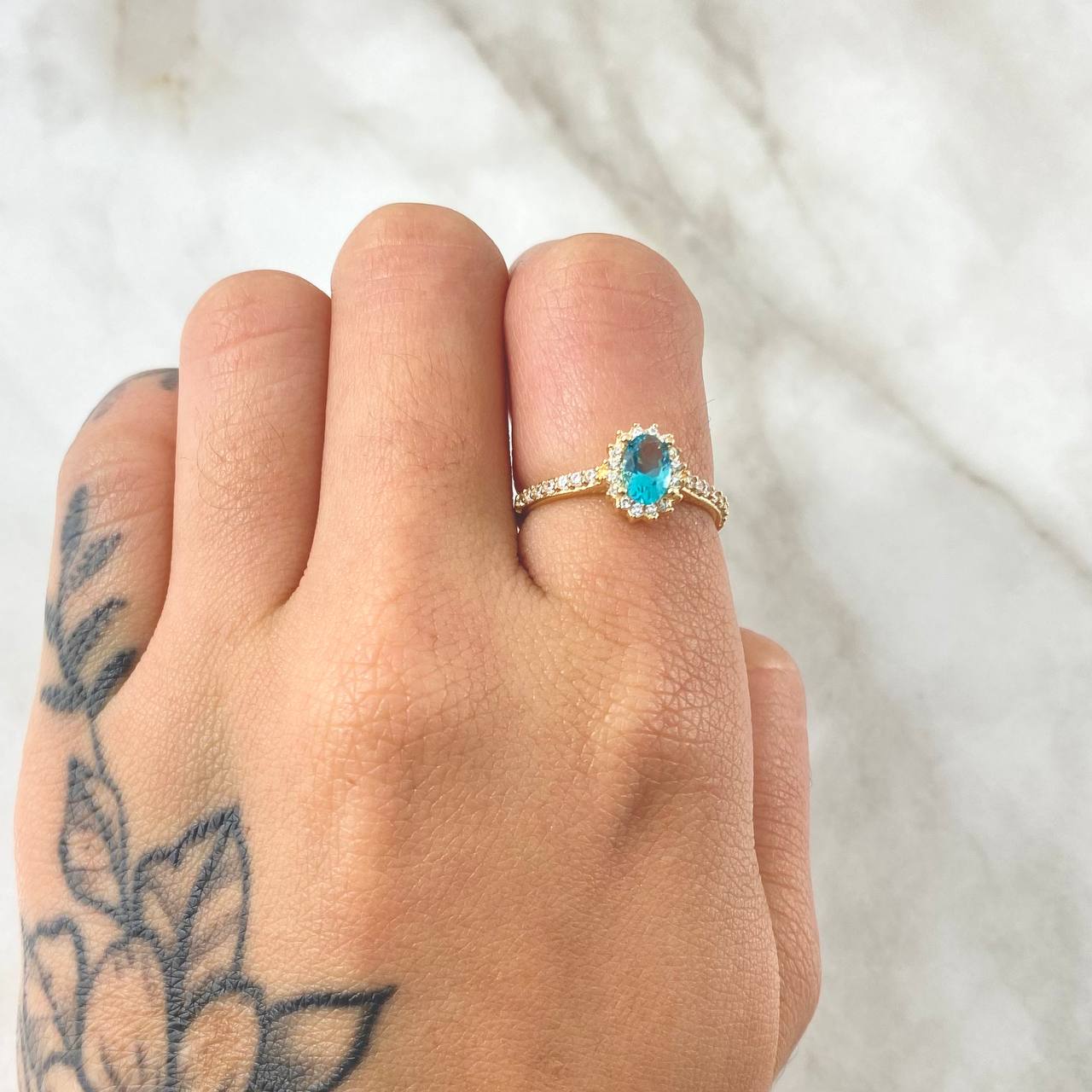 Anillo Solitario Halo Ovalo 2.35gr / T7 3/4 / Oro 18K