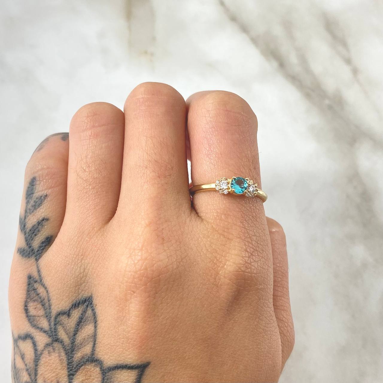 Anillo Solitario Copos Laterales 1.6gr / T5 1/2 / Oro 18K ©