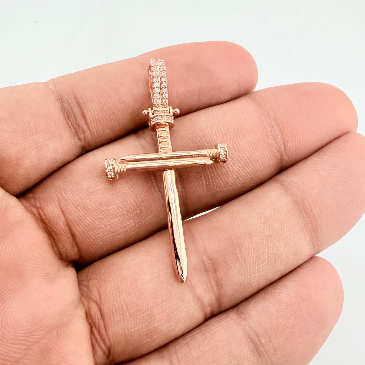 Dije Cruz Clavo 4.15gr / 4.6cm / Oro Rosa 18K $