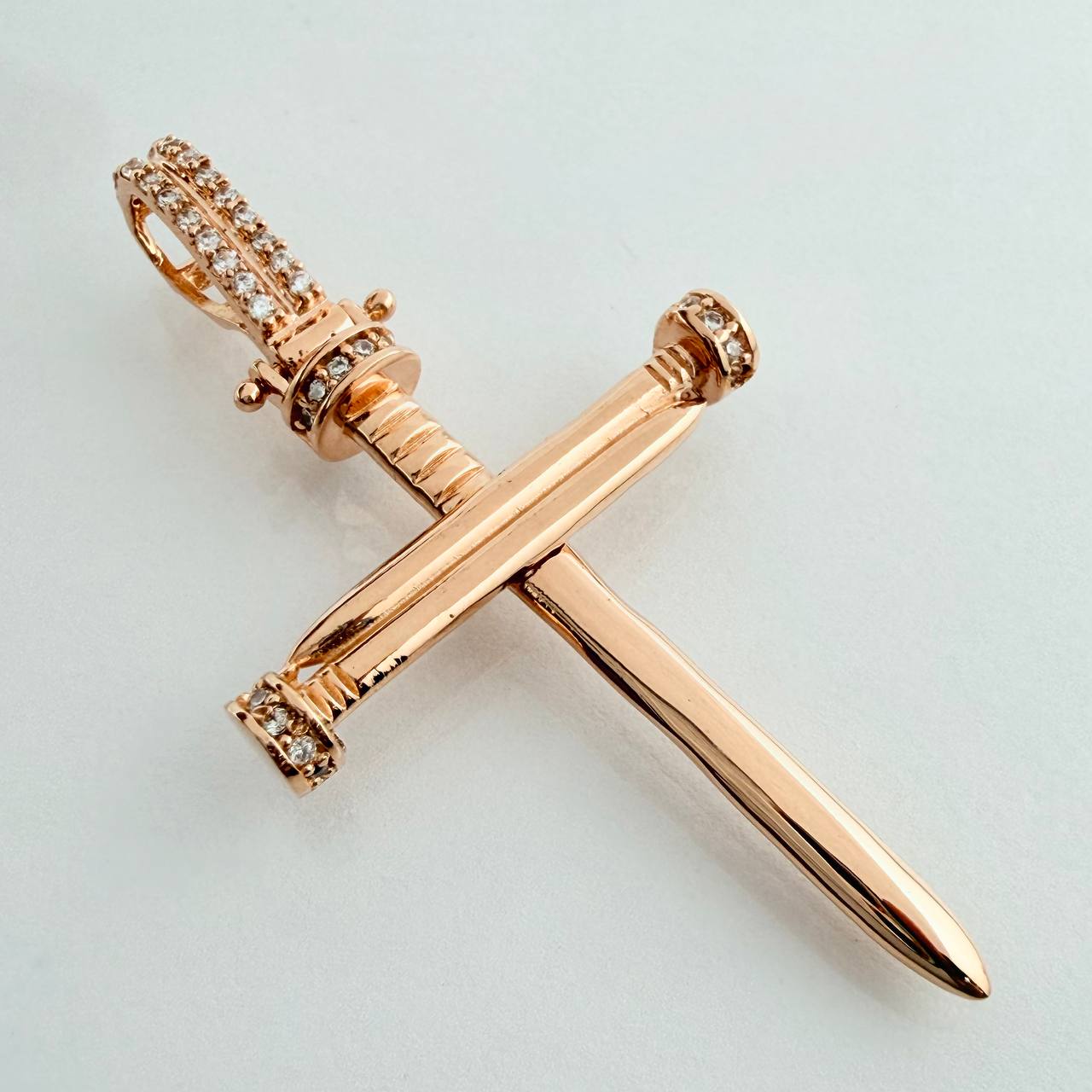 Dije Cruz Clavo 4.15gr / 4.6cm / Oro Rosa 18K $