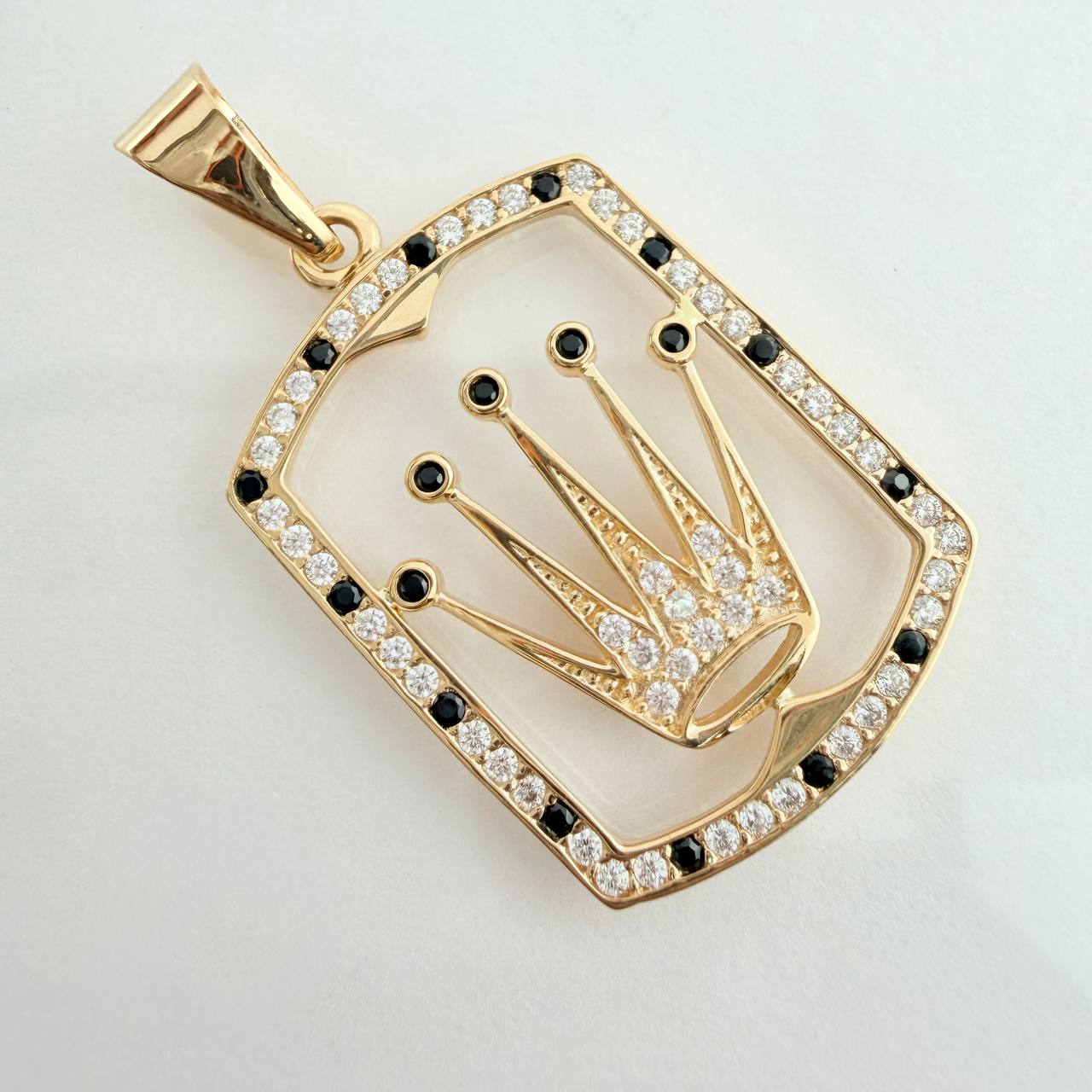 Dije Placa Corona 4.05gr / 3.9cm / Oro Amarillo 18K $