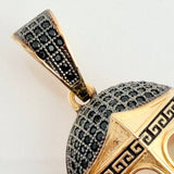 Dije Casco Gladiador 4.65gr / 3.5cm / Dos Oros Negro Amarillo 18K $