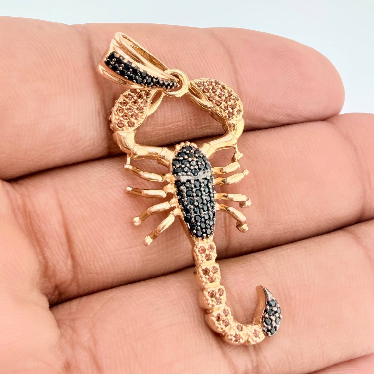 Dije Escorpion 7.2gr / 5cm / Dos Oros Negro Amarillo 18K $