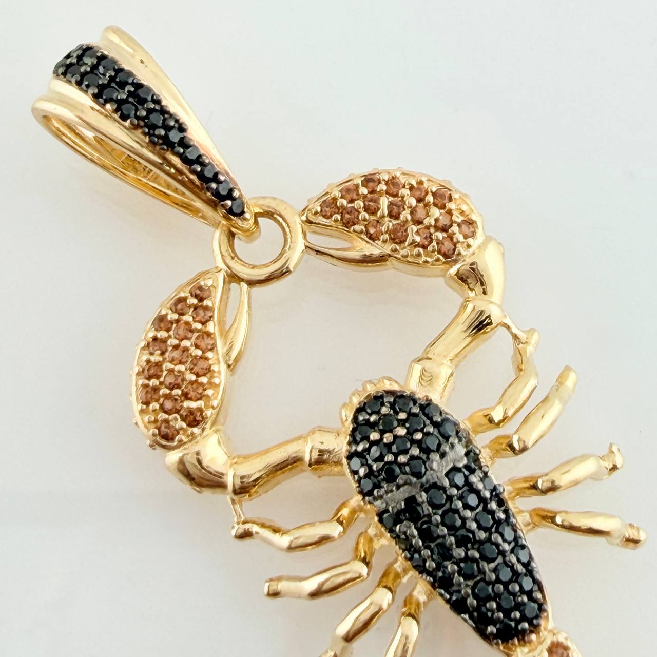 Dije Escorpion 7.2gr / 5cm / Dos Oros Negro Amarillo 18K $