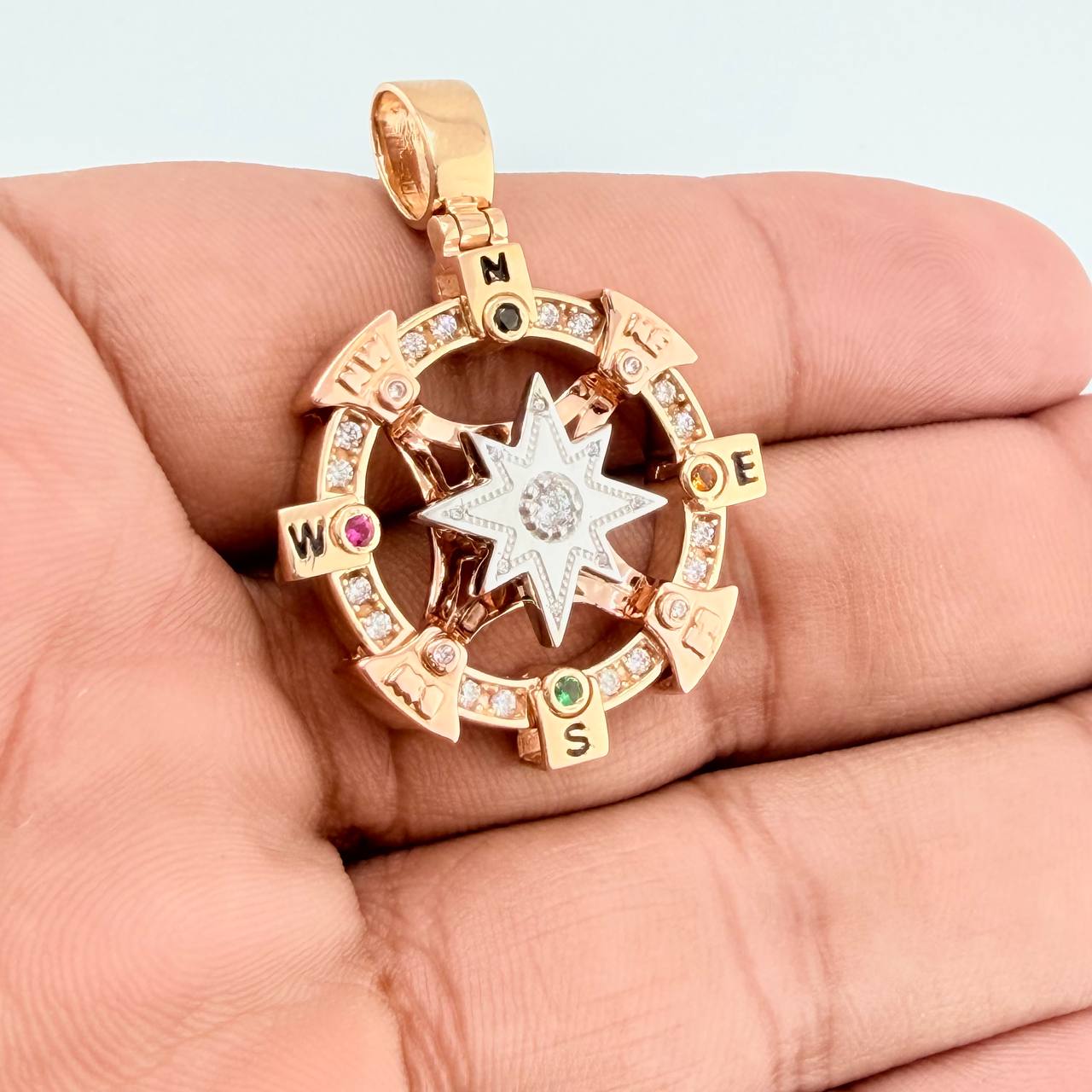 Dije Brujula Estrella Cardinal 17.9gr / 4.2cm / Tres Oros 18K $
