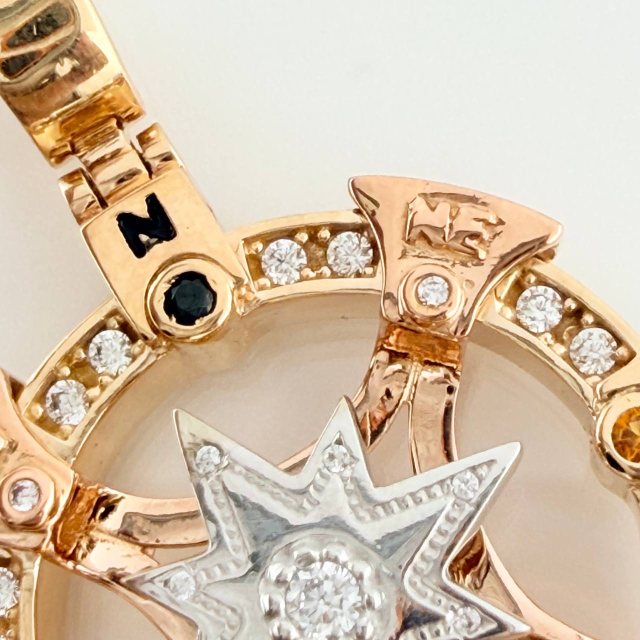Dije Brujula Estrella Cardinal 17.9gr / 4.2cm / Tres Oros 18K $