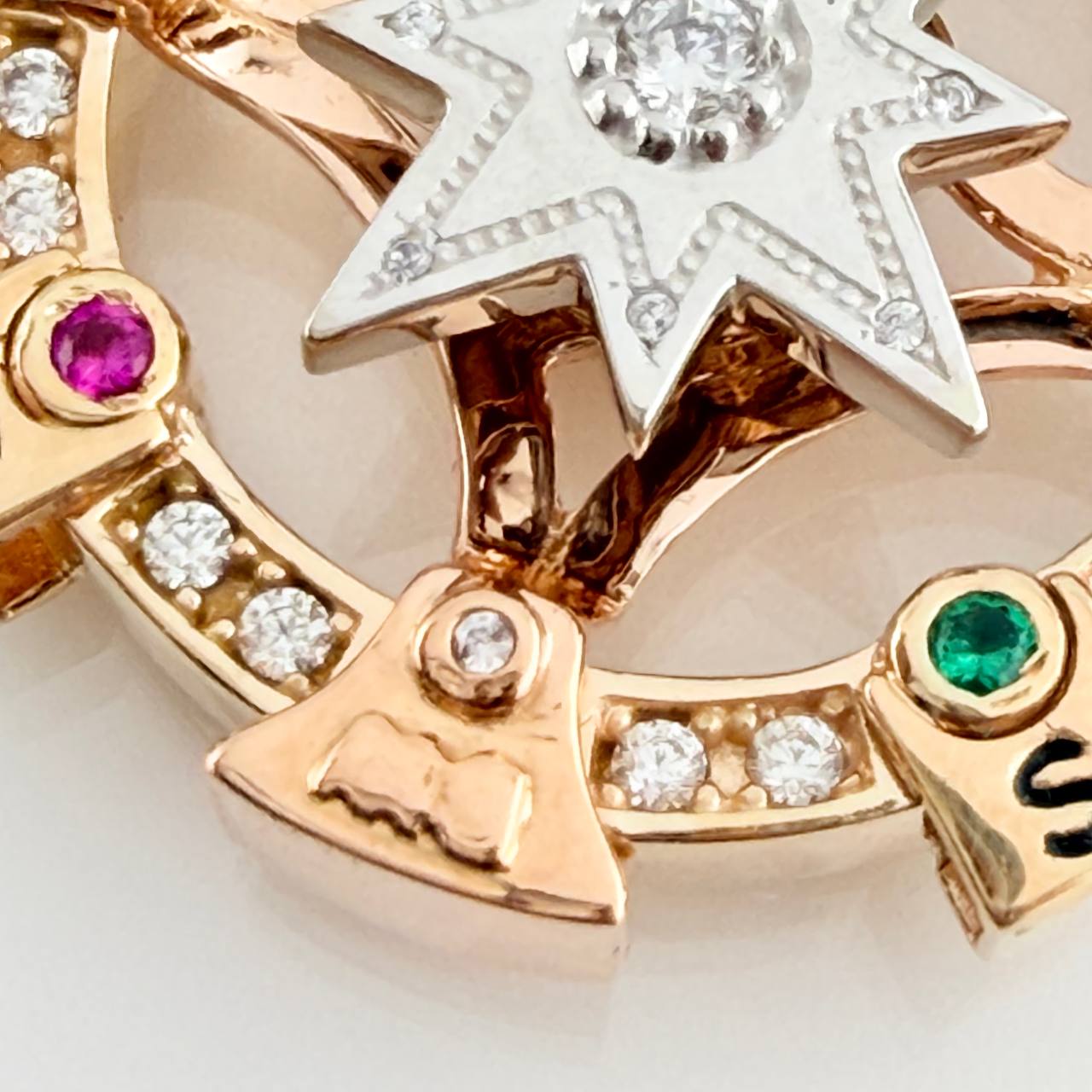 Dije Brujula Estrella Cardinal 17.9gr / 4.2cm / Tres Oros 18K $
