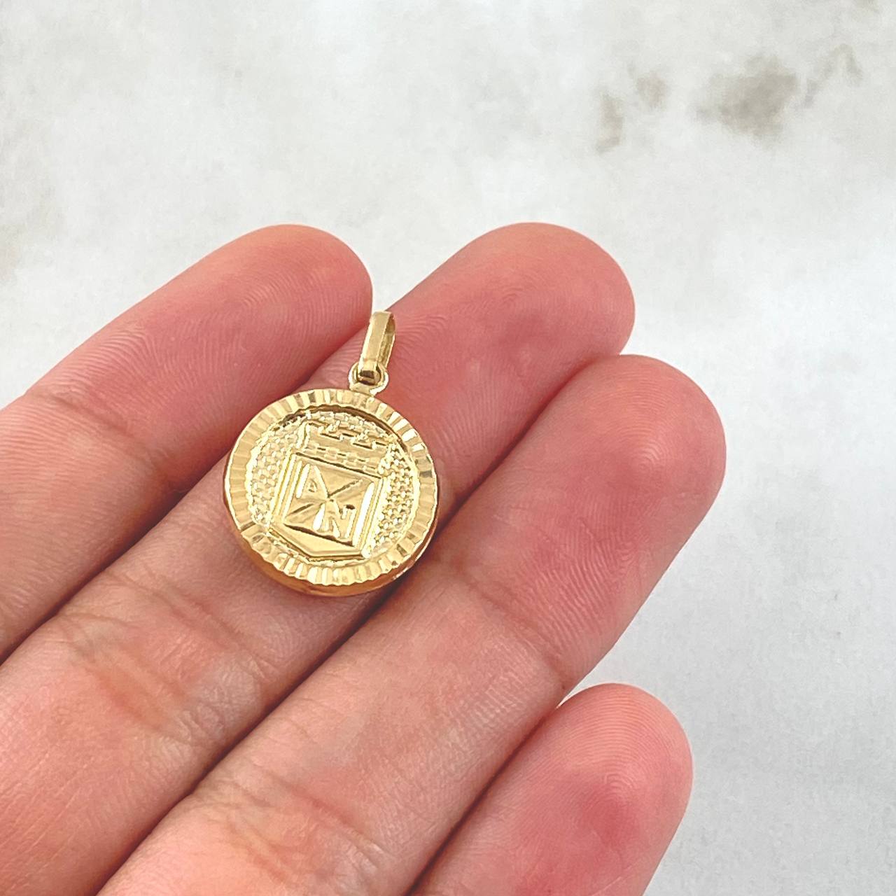 Dije Escudo Atletico Nacional 1.6gr / 2.4cm / Circulo Texturizado Oro Amarillo 18K *