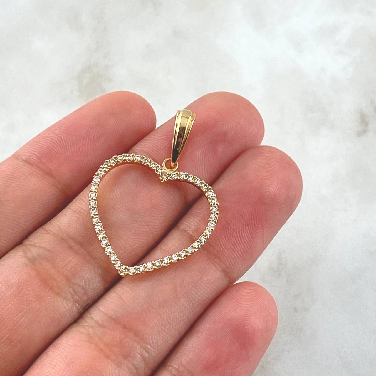 Dije Silueta Corazón 1.75gr / 3cm / Circones Blancos Oro Amarillo 18K *