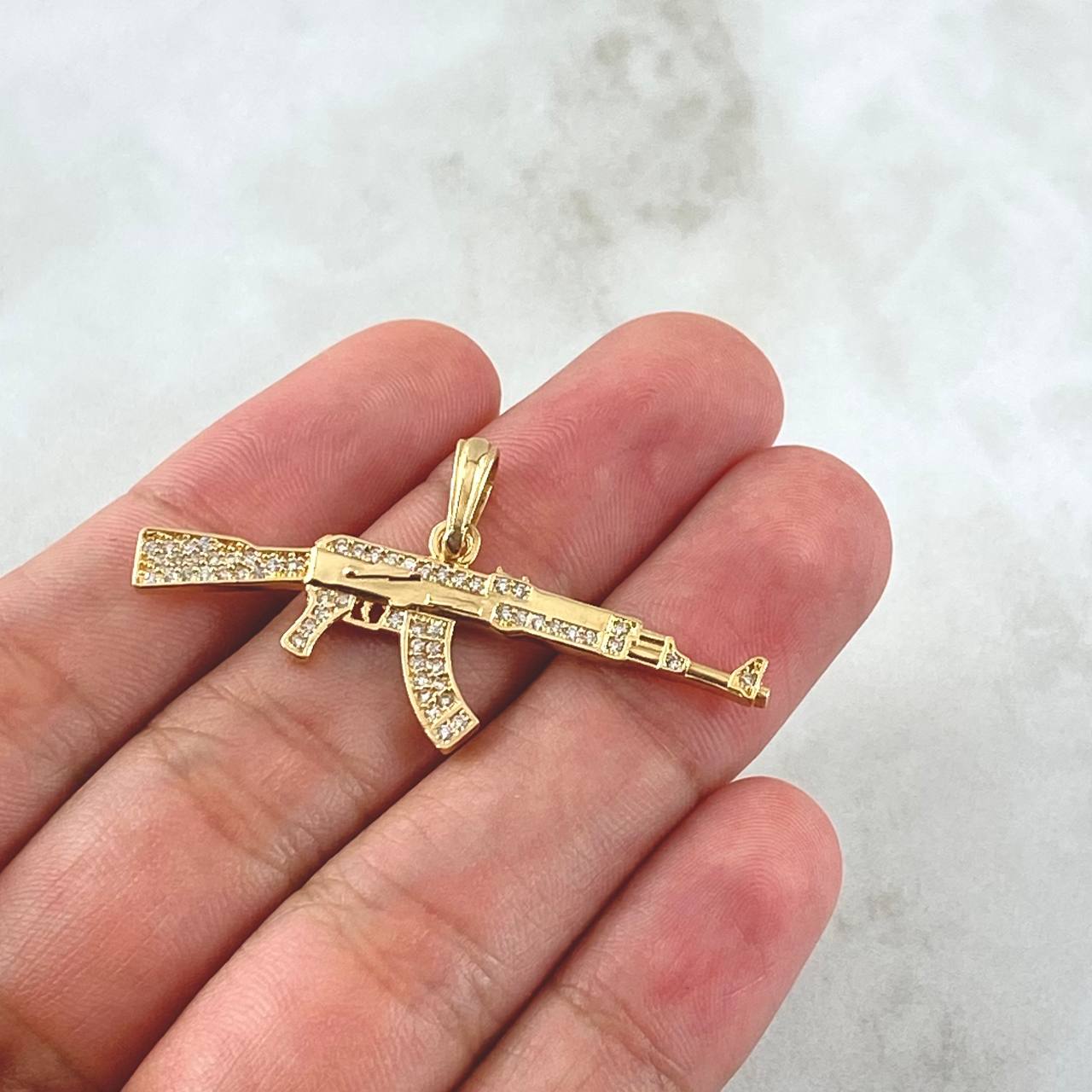 Dije Arma 3.45gr / 4.3cm / Circones Blancos Oro Amarillo 18K *