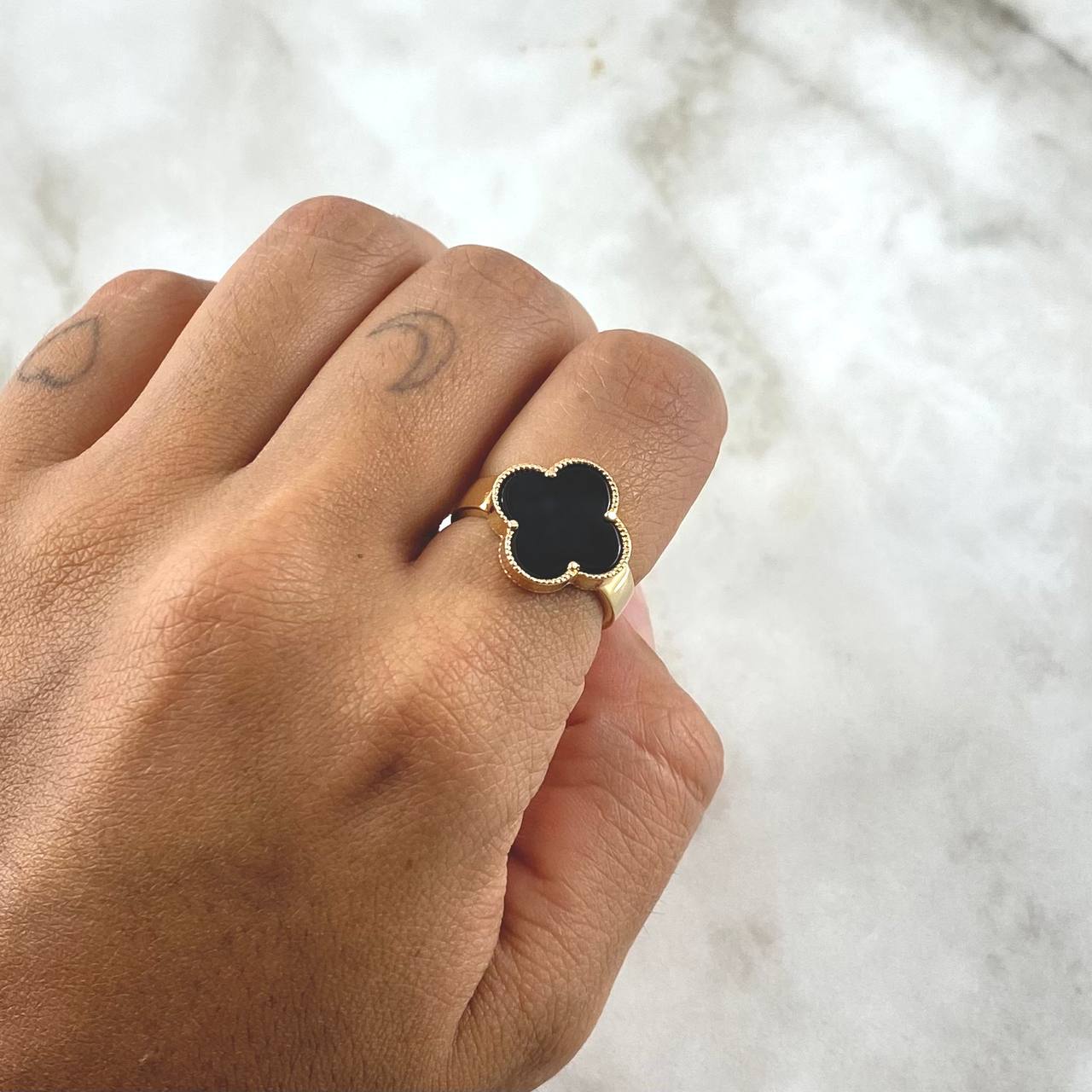 Anillo Treból VCyA 3.8gr / T6 1/4 / 14.6mm Onix Negro Punteado Oro Amarillo Nac.Esp. 18K