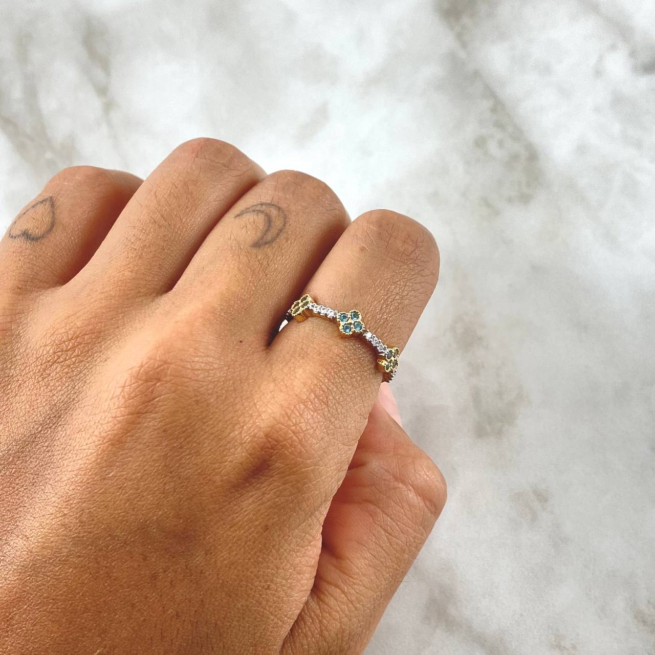 Anillo Trio De Flores 2gr / T7 / Circones Blancos Azul Celeste Oro Amarillo 18K *