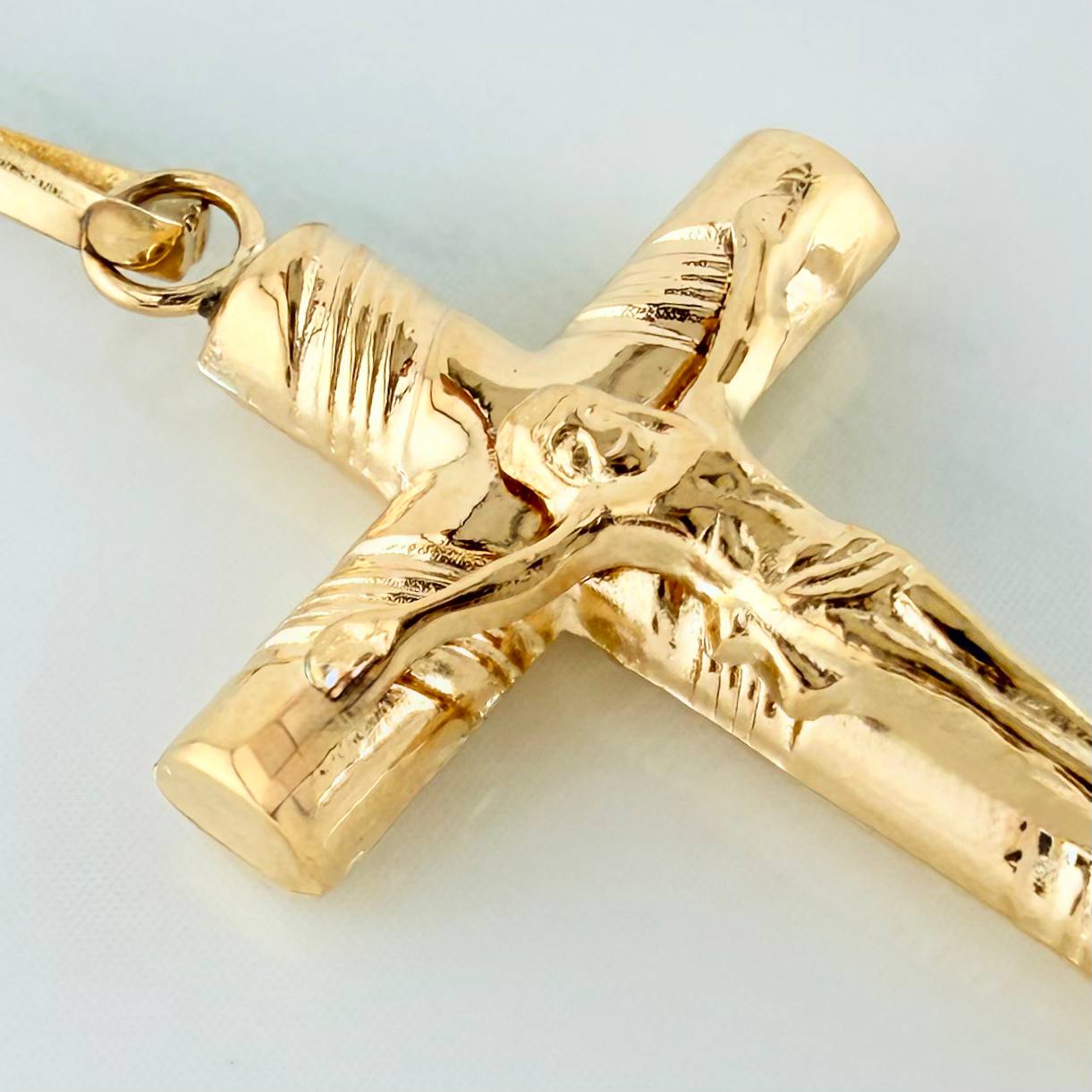 Dije Cruz Cristo 1.3 g / 3.2 cm Oro Amarillo 18K