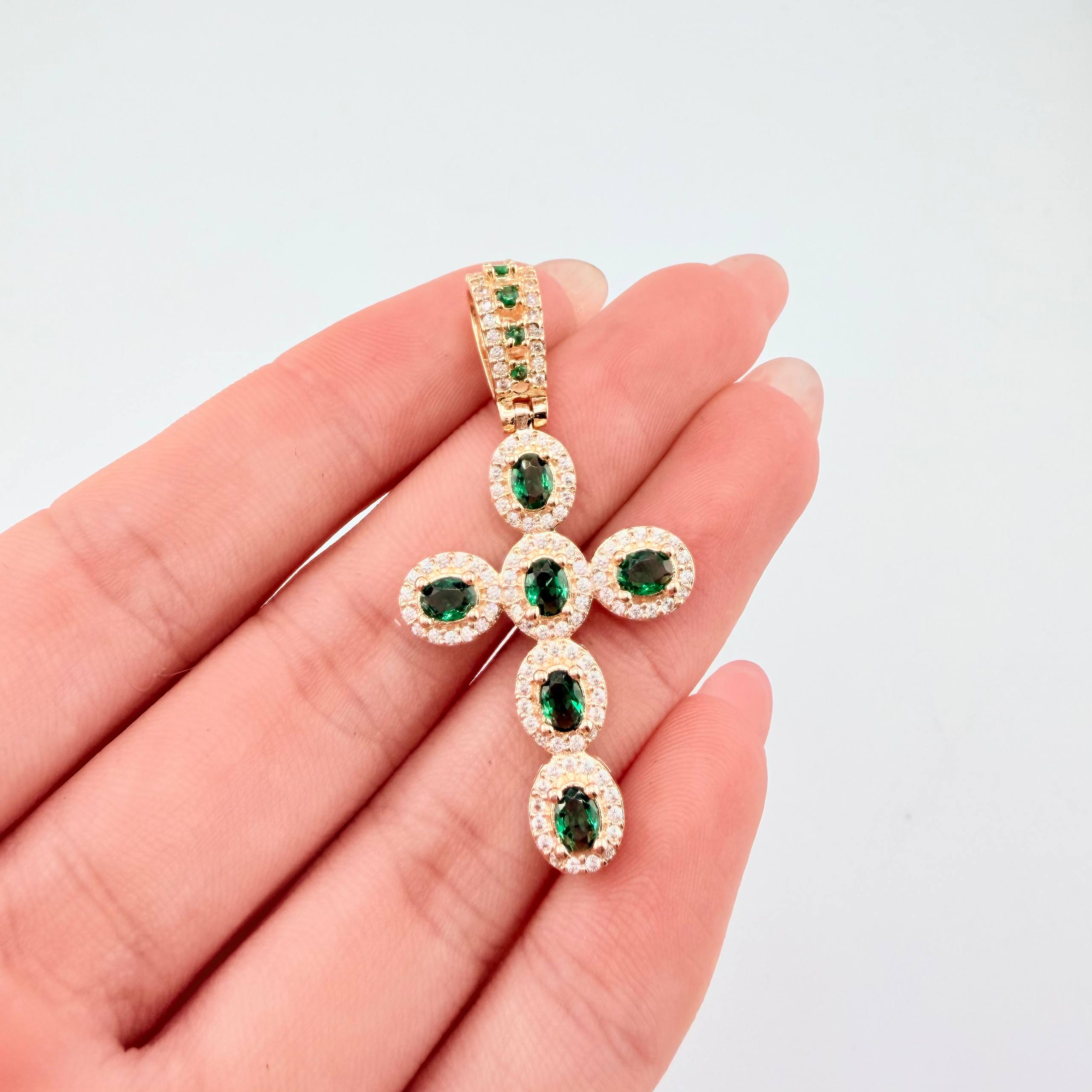 Dije Cruz Ovalo Tupido 5.5gr / 4.2cm / Oro Amarillo 18K ©