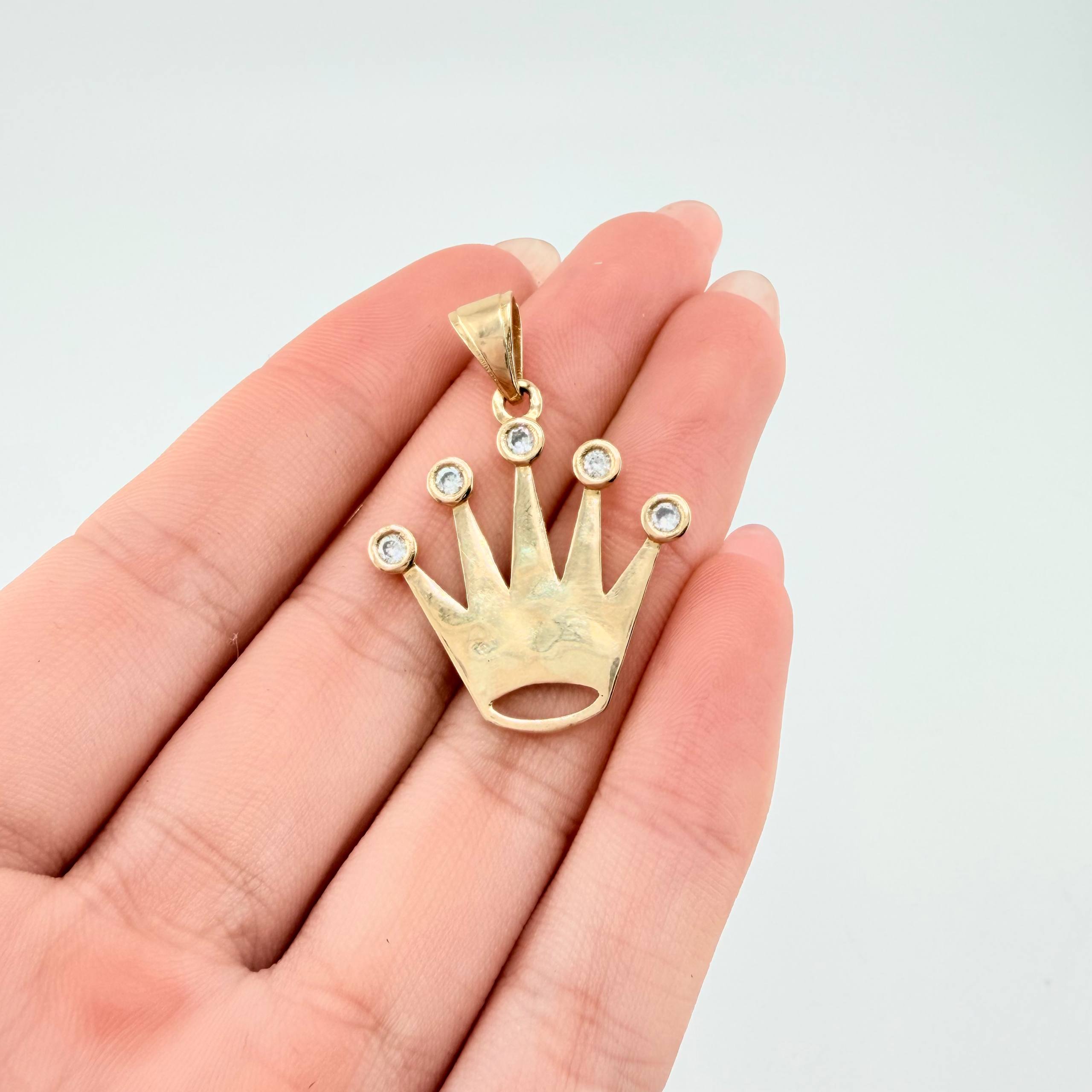 Dije Corona Silueta 5.4gr / 3.3cm / Oro Amarillo 18K