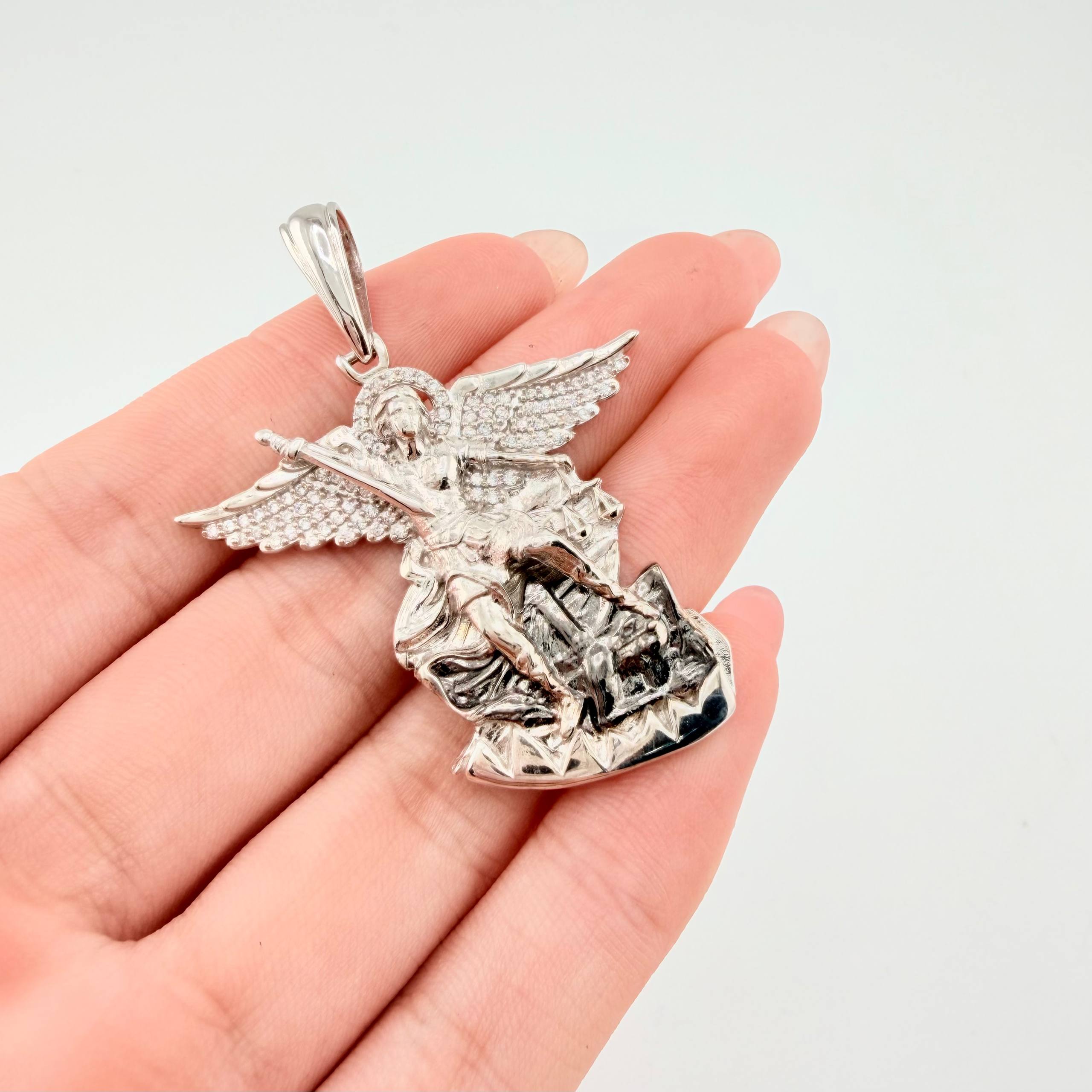 Dije San Miguel Arcangel 13.05gr / 4.5cm / Oro Blanco 18K ©