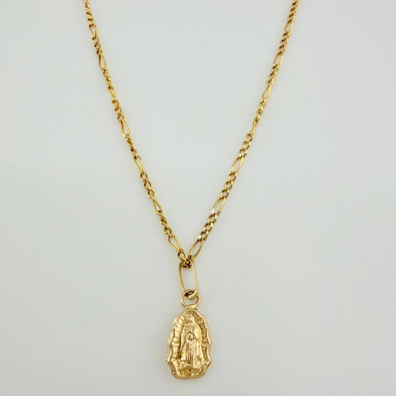 Set Cadena y Dije Figaro + Virgen Guadalupe 1.4gr / 49.9cm / 1.22mm Oro Amarillo 18K (Oferta) $