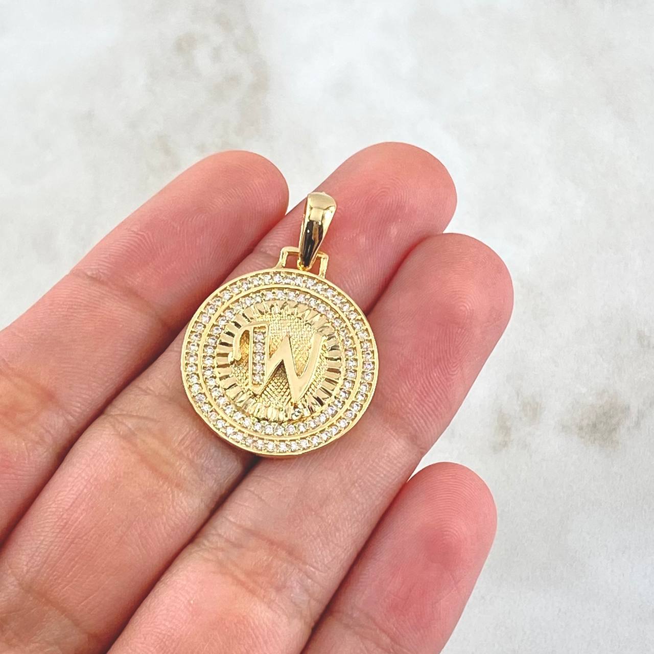 Dije Medalla Letra W 4.9gr / 3cm / Oro Amarillo 18K