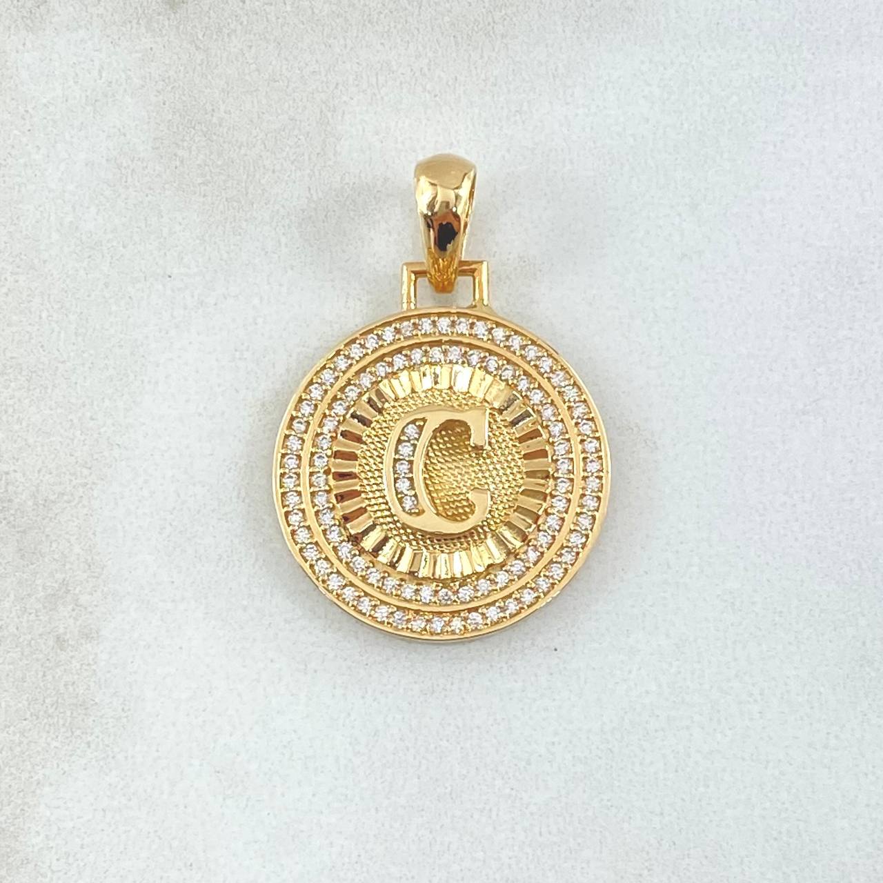 Dije Medalla Letra C 4.45gr / 3cm / Circones Blancos Oro Amarillo 18K