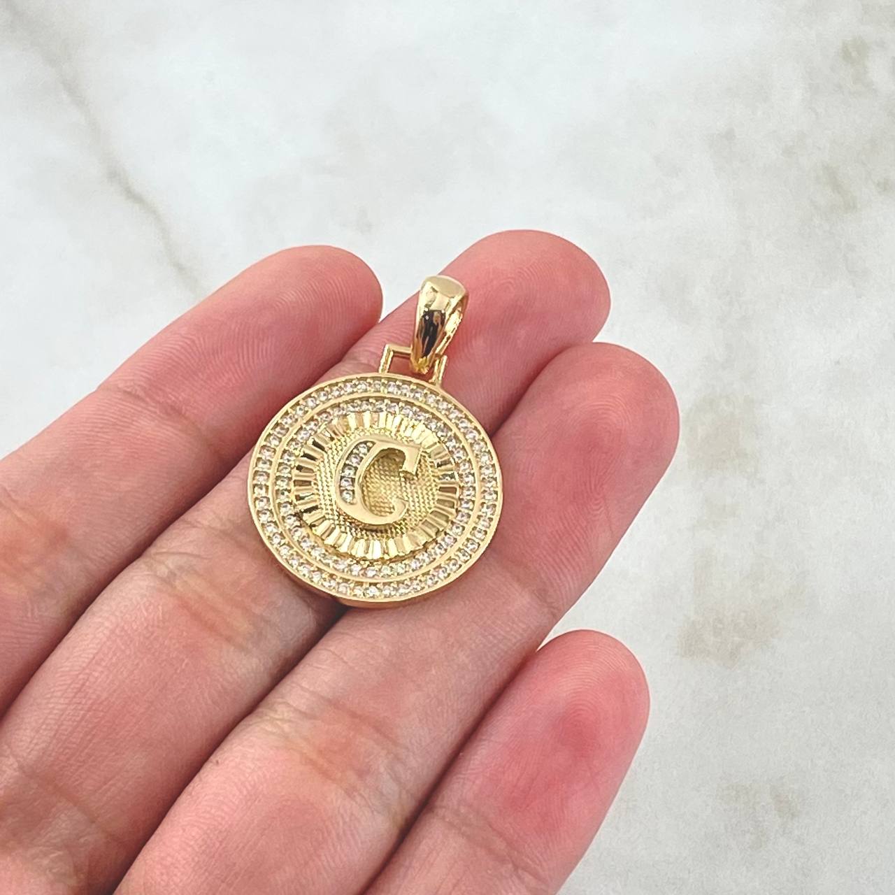 Dije Medalla Letra C 4.6gr / 3cm / Oro Amarillo 18K