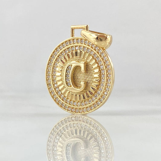 Dije Medalla Letra C 4.45gr / 3cm / Circones Blancos Oro Amarillo 18K
