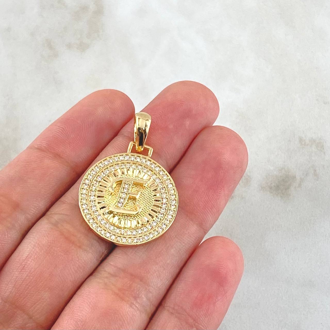 Dije Medalla Letra E 4.3gr / 3.1cm / Circones Blancos Oro Amarillo 18K *