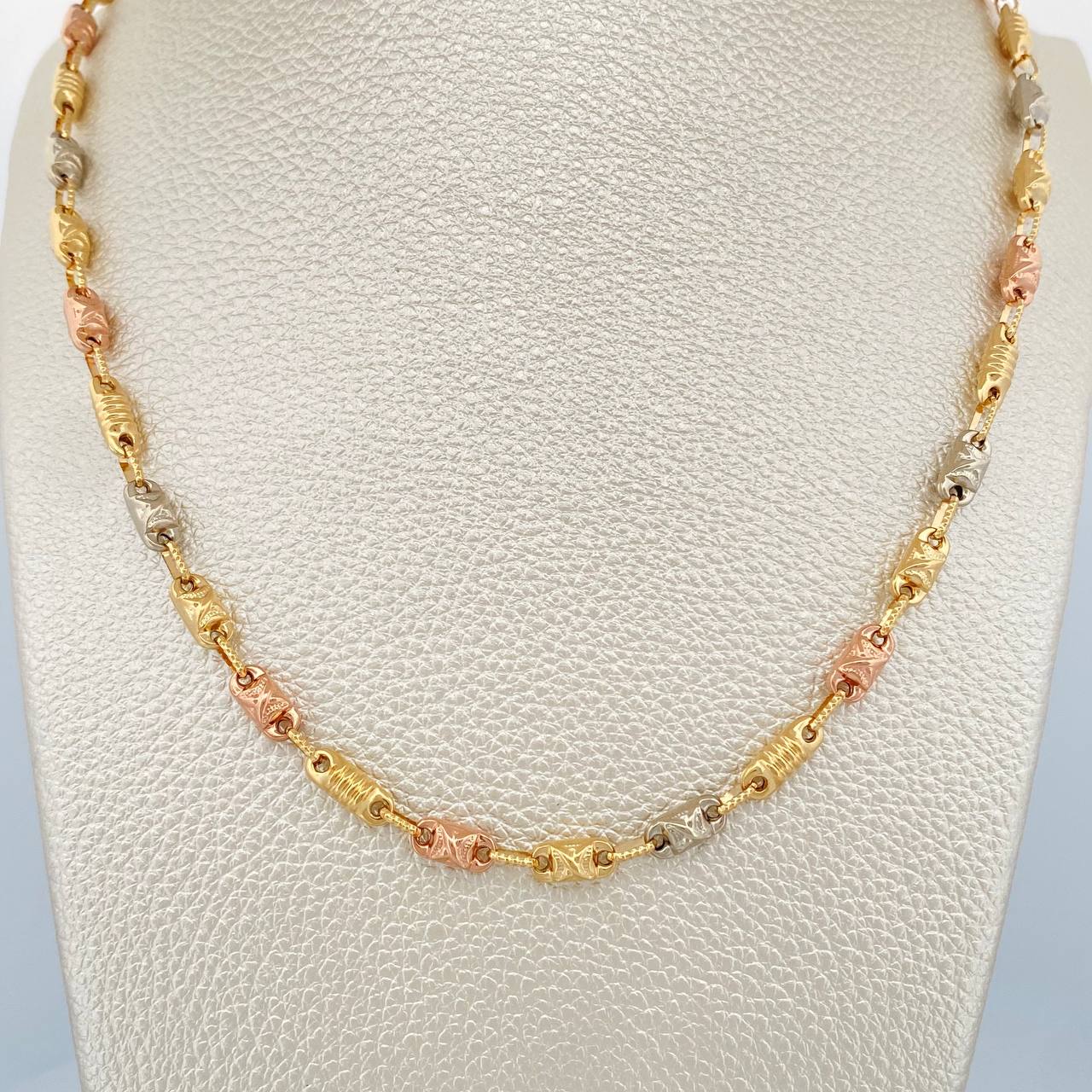 Cadena Rustica Barril 14.35gr / 62.5cm / Tres Oros 18K $