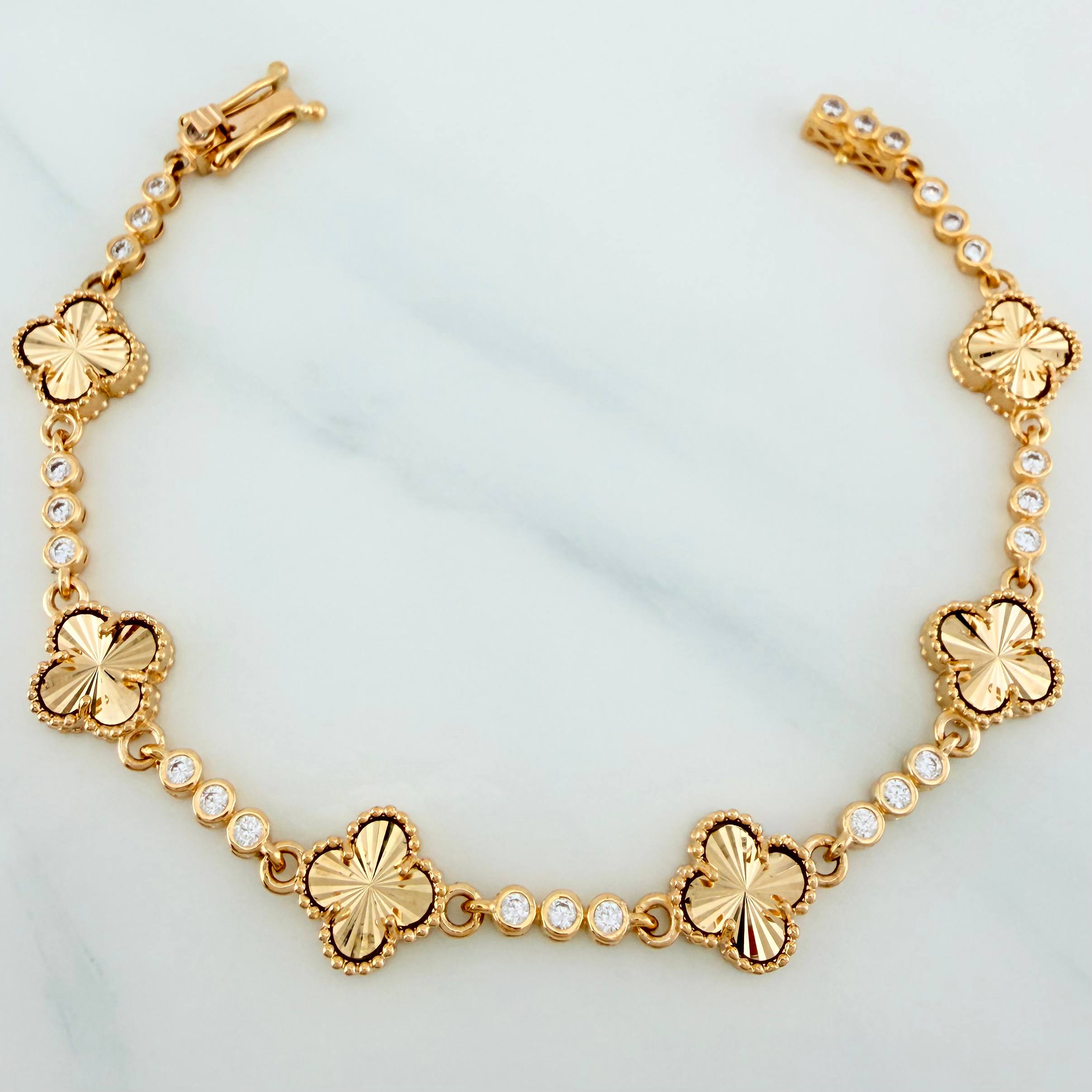 Pulso Trebol Diamantado Circulos  9.6 g / 17.1 cm / 2.57 mm Oro Amarillo 18K