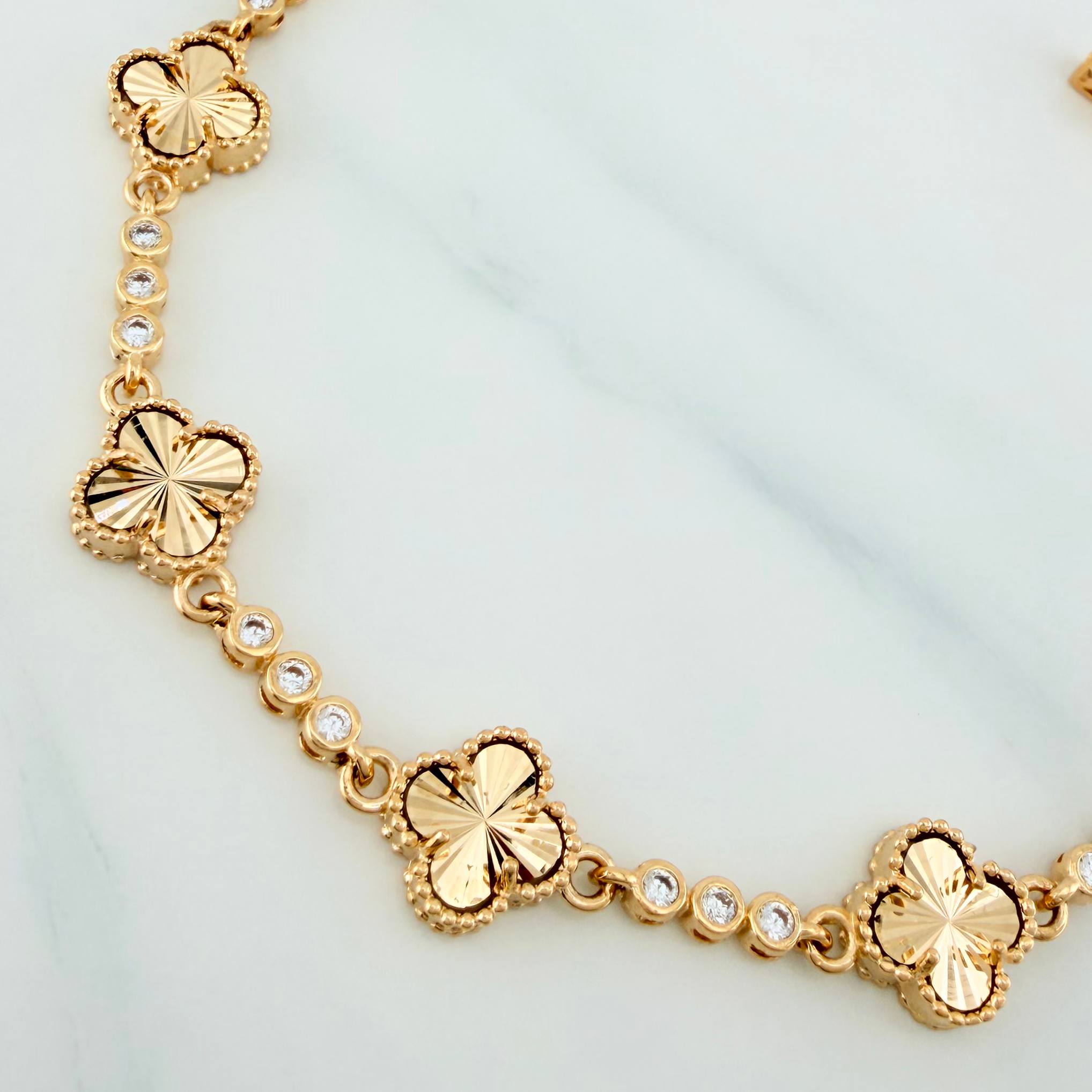 Pulso Trebol Diamantado Circulos  9.6 g / 17.1 cm / 2.57 mm Oro Amarillo 18K