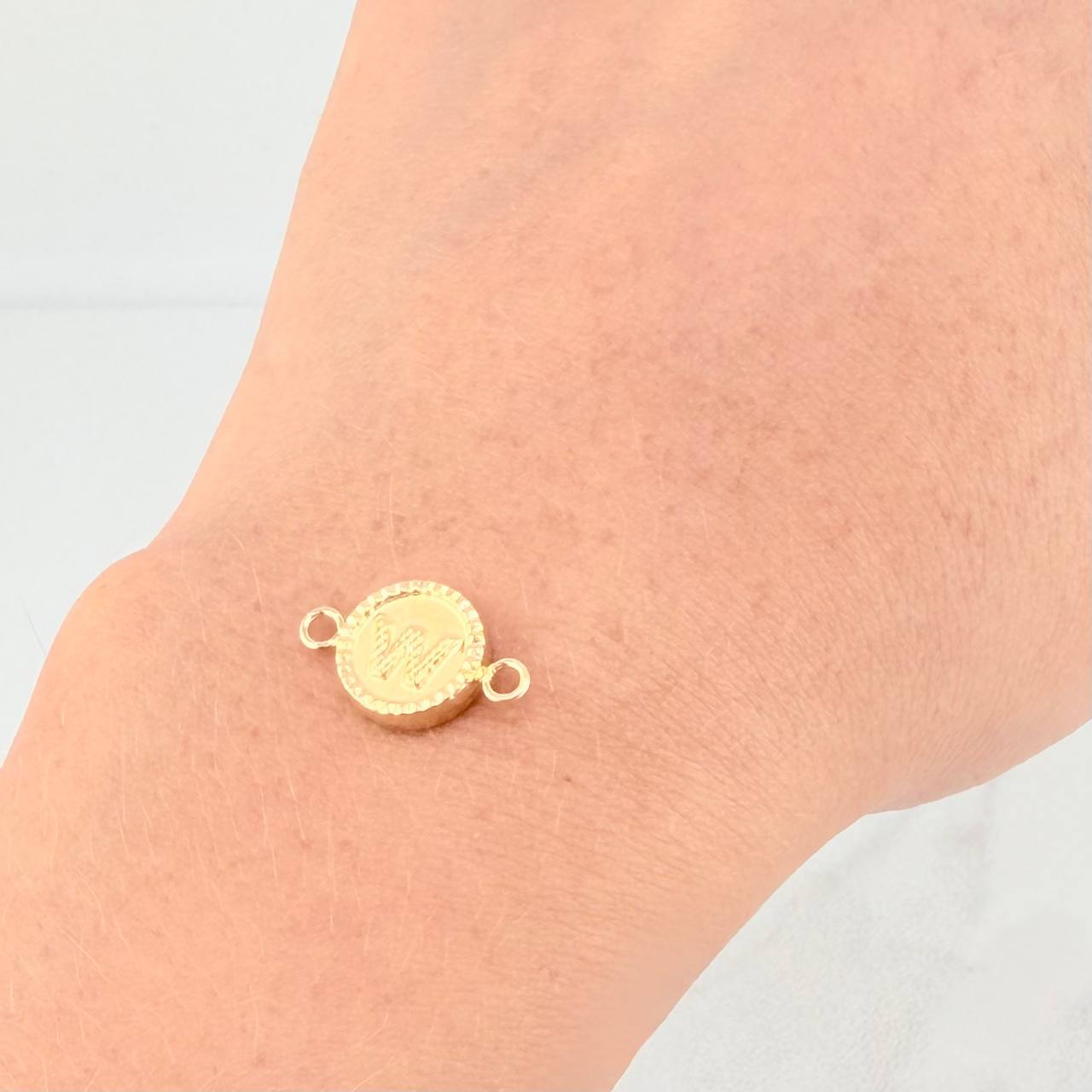Herraje Circulo Letra W 0.6g / 1.7cm Oro Amarillo 18K