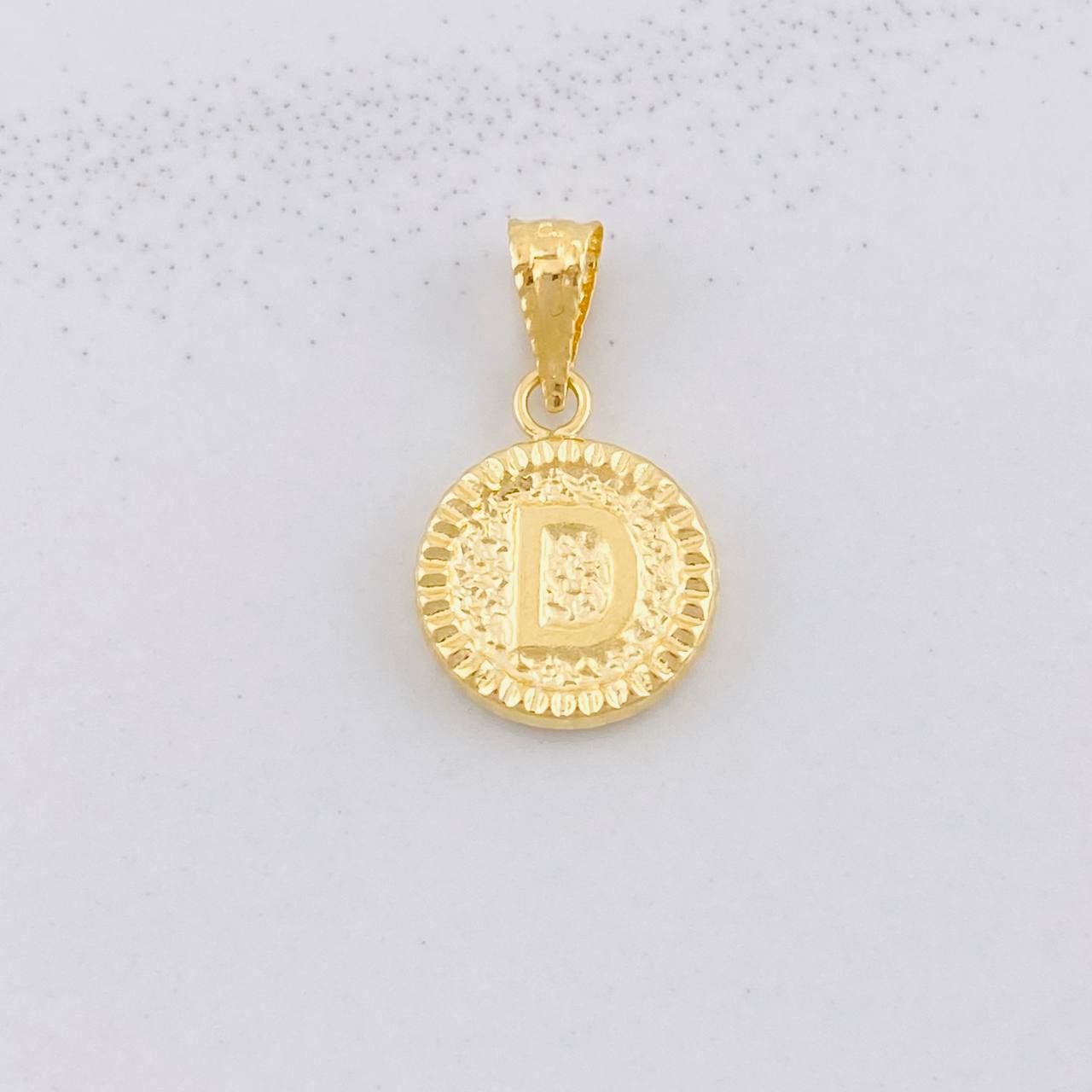 Dije Circulo Letra D 0.55g / 1.7cm Oro Amarillo 18K