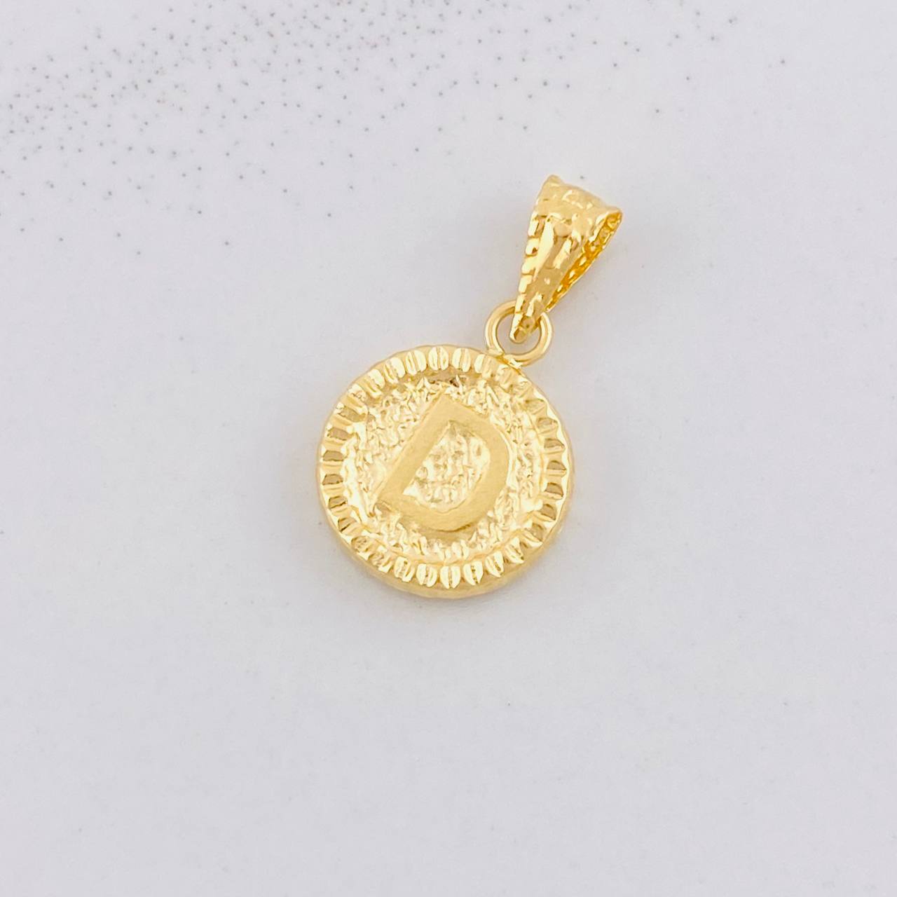 Dije Circulo Letra D 0.55g / 1.7cm Oro Amarillo 18K