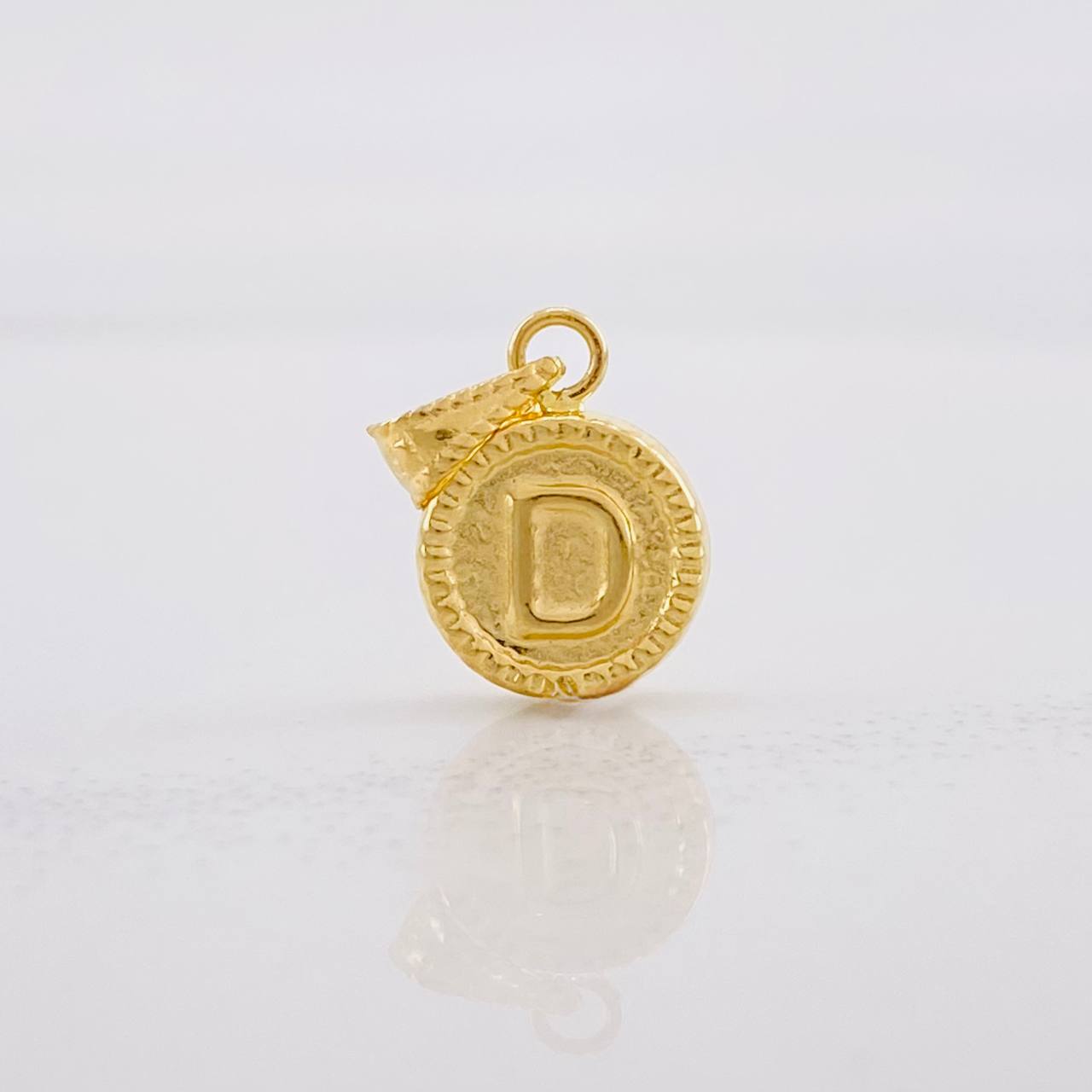 Dije Circulo Letra D 0.4g / 1.5cm Oro Amarillo 18K