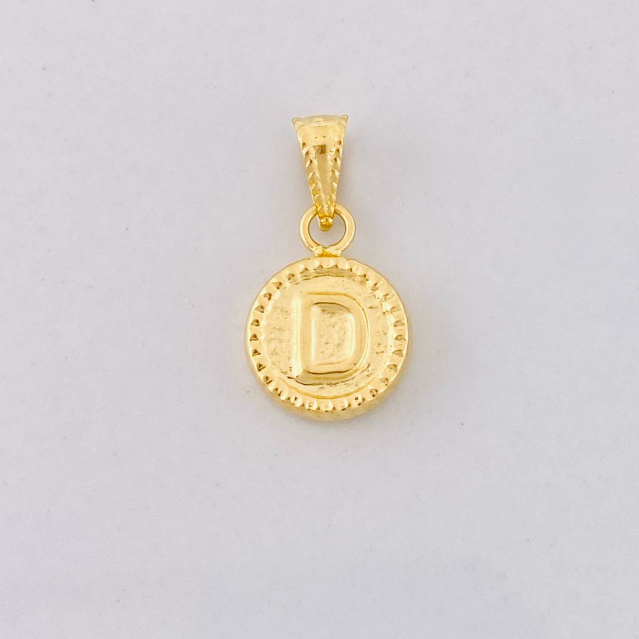 Dije Circulo Letra D 0.4g / 1.5cm Oro Amarillo 18K