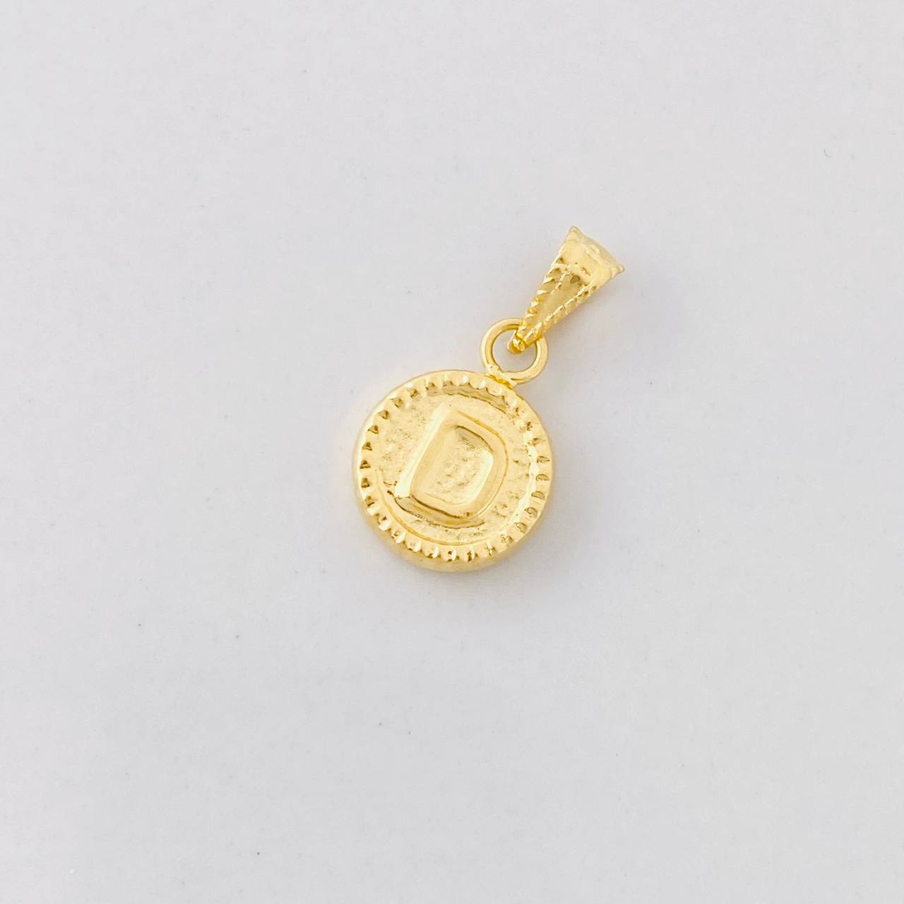Dije Circulo Letra D 0.4g / 1.5cm Oro Amarillo 18K