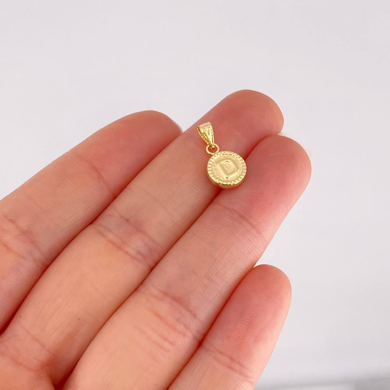 Dije Circulo Letra D 0.4g / 1.5cm Oro Amarillo 18K