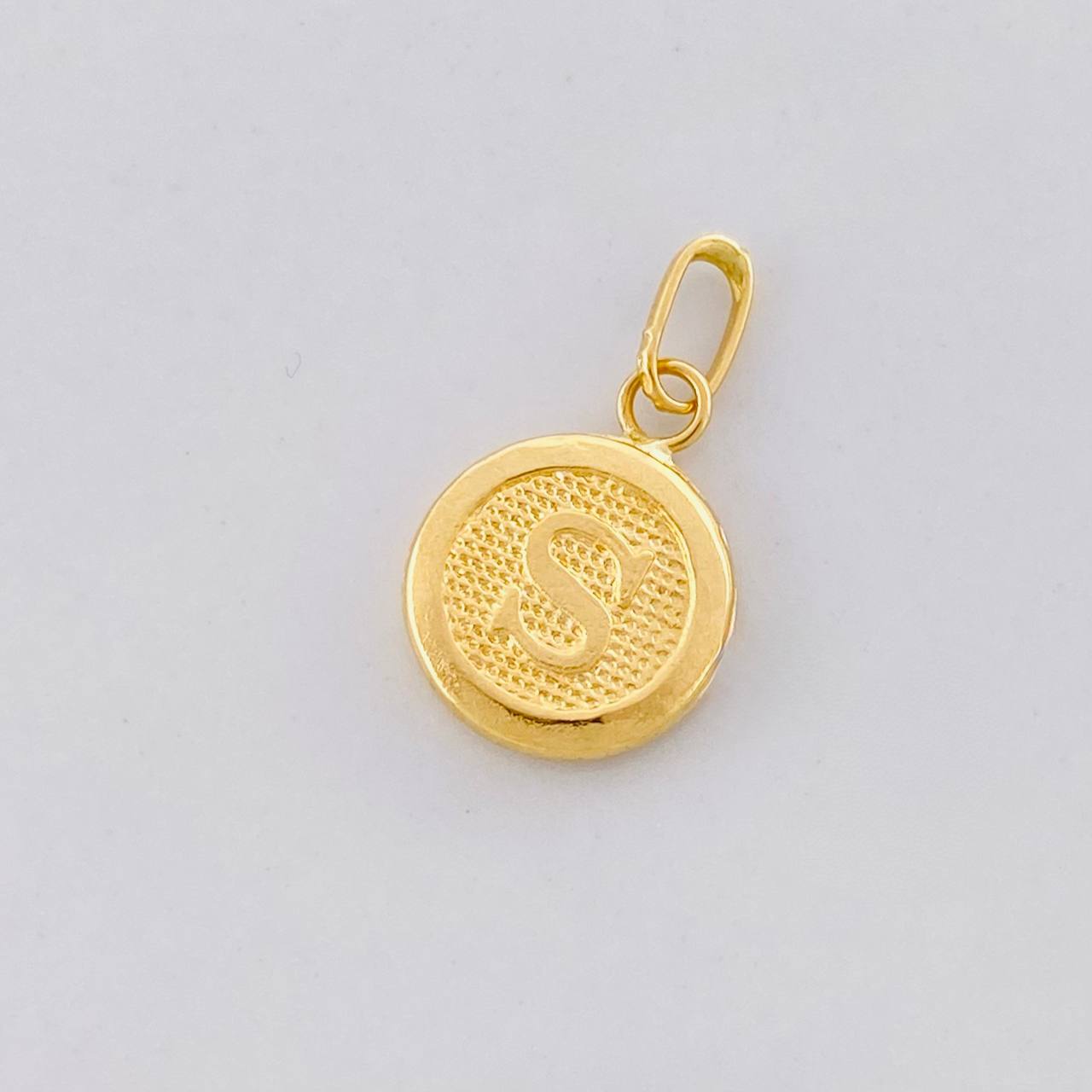 Dije Circulo Letra S 0.4g / 1.7cm Oro Amarillo 18K