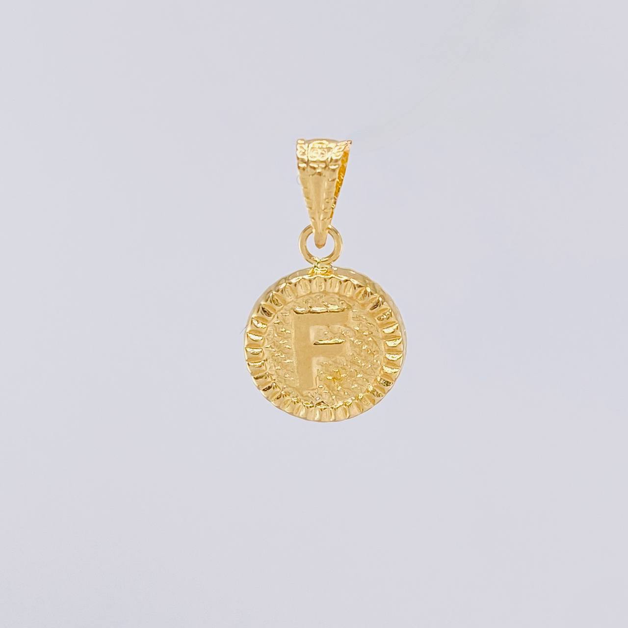 Dije Circulo Letra F 0.6g / 1.7cm Oro Amarillo 18K