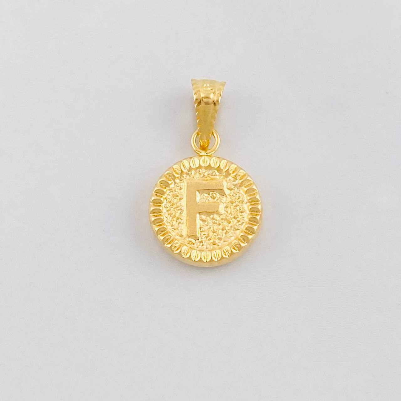 Dije Circulo Letra F 0.6g / 1.7cm Oro Amarillo 18K