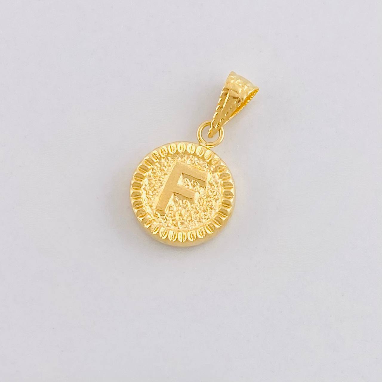 Dije Circulo Letra F 0.6g / 1.7cm Oro Amarillo 18K