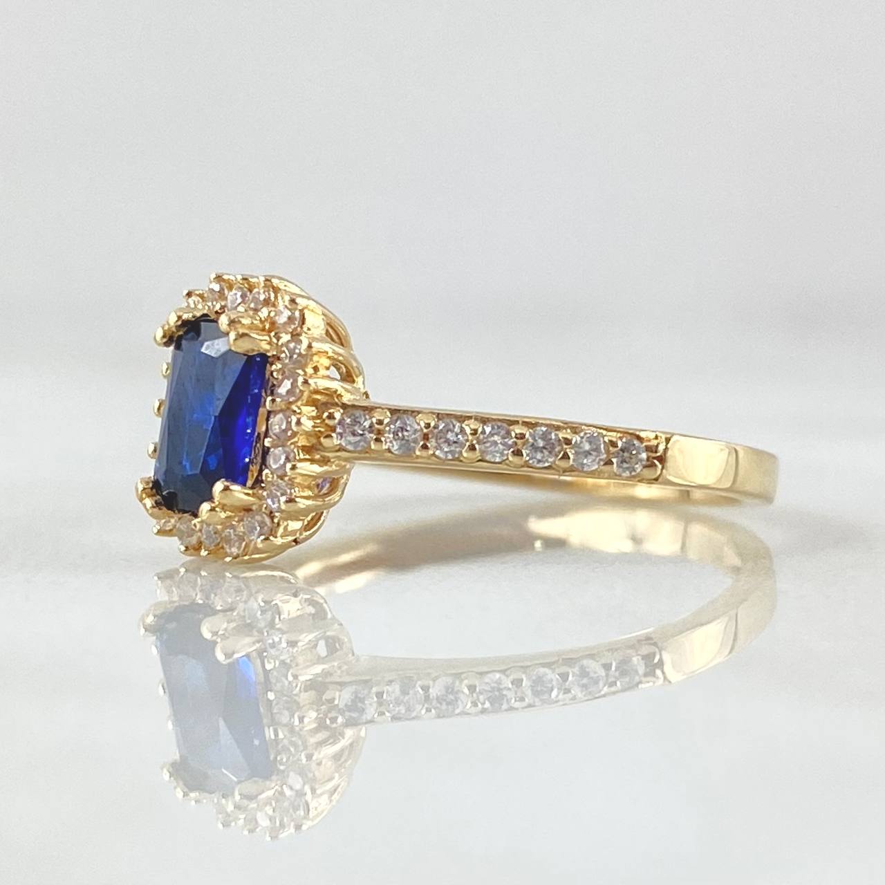 Anillo Solitario Halo Rectangular 2.6gr / T6 3/4 / Oro 18K ©